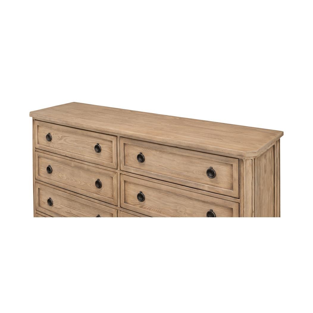 Asiatique Commode huit tiroirs en chêne Light français en vente