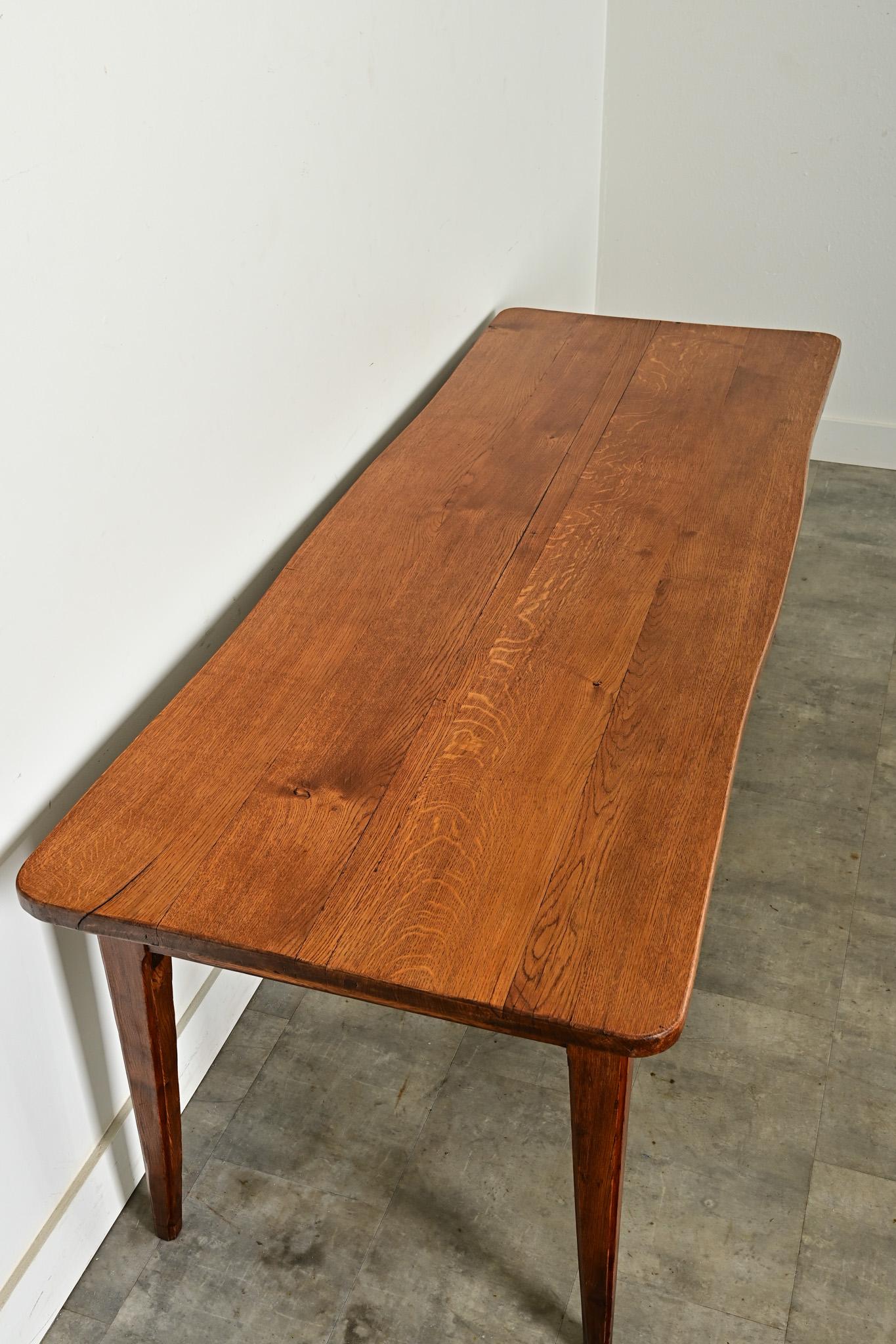 Sculpté Table de ferme française en Oak Light en vente