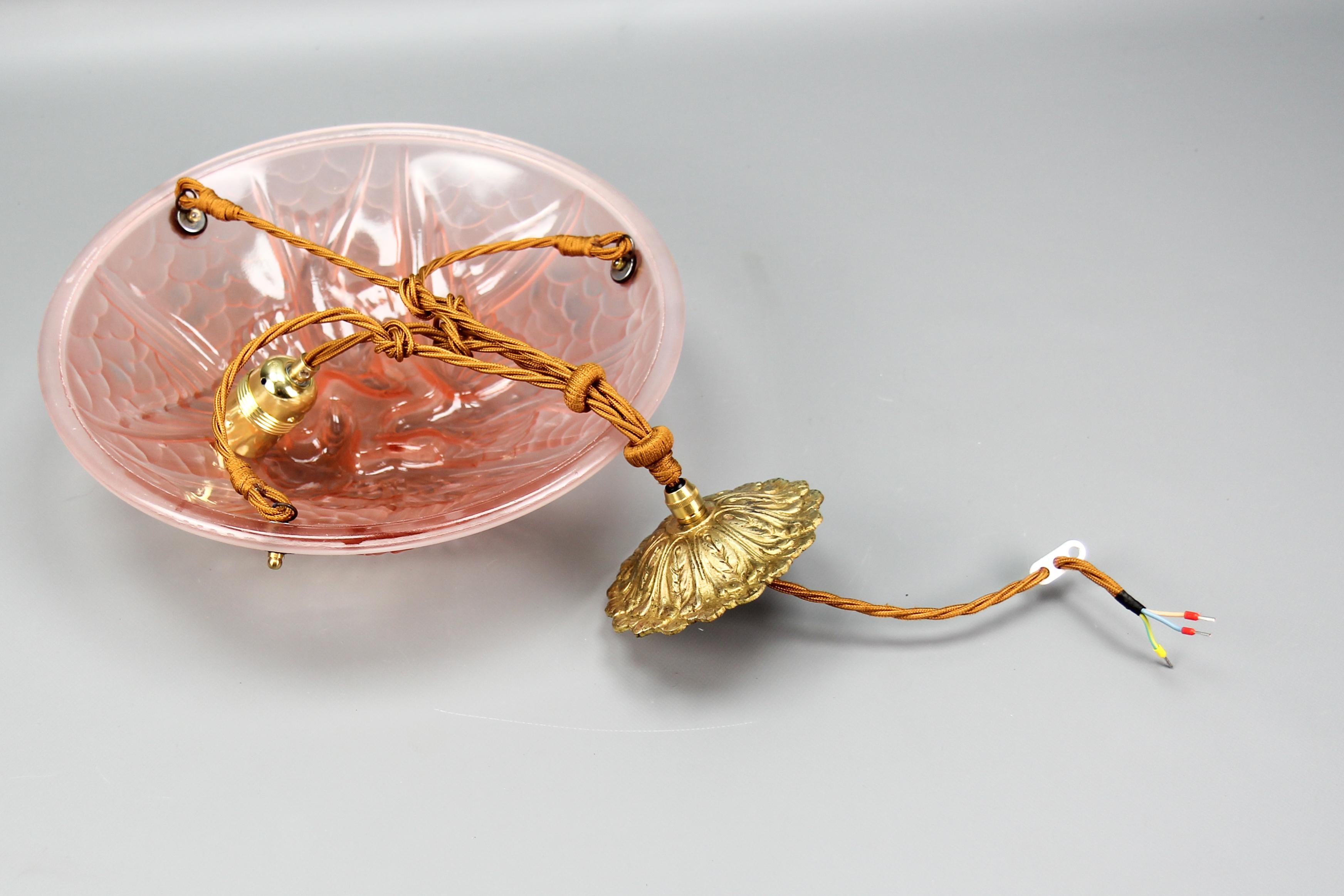 Lampe à suspension française en verre dépoli rose clair avec motifs d'oiseaux, années 1930 en vente 2
