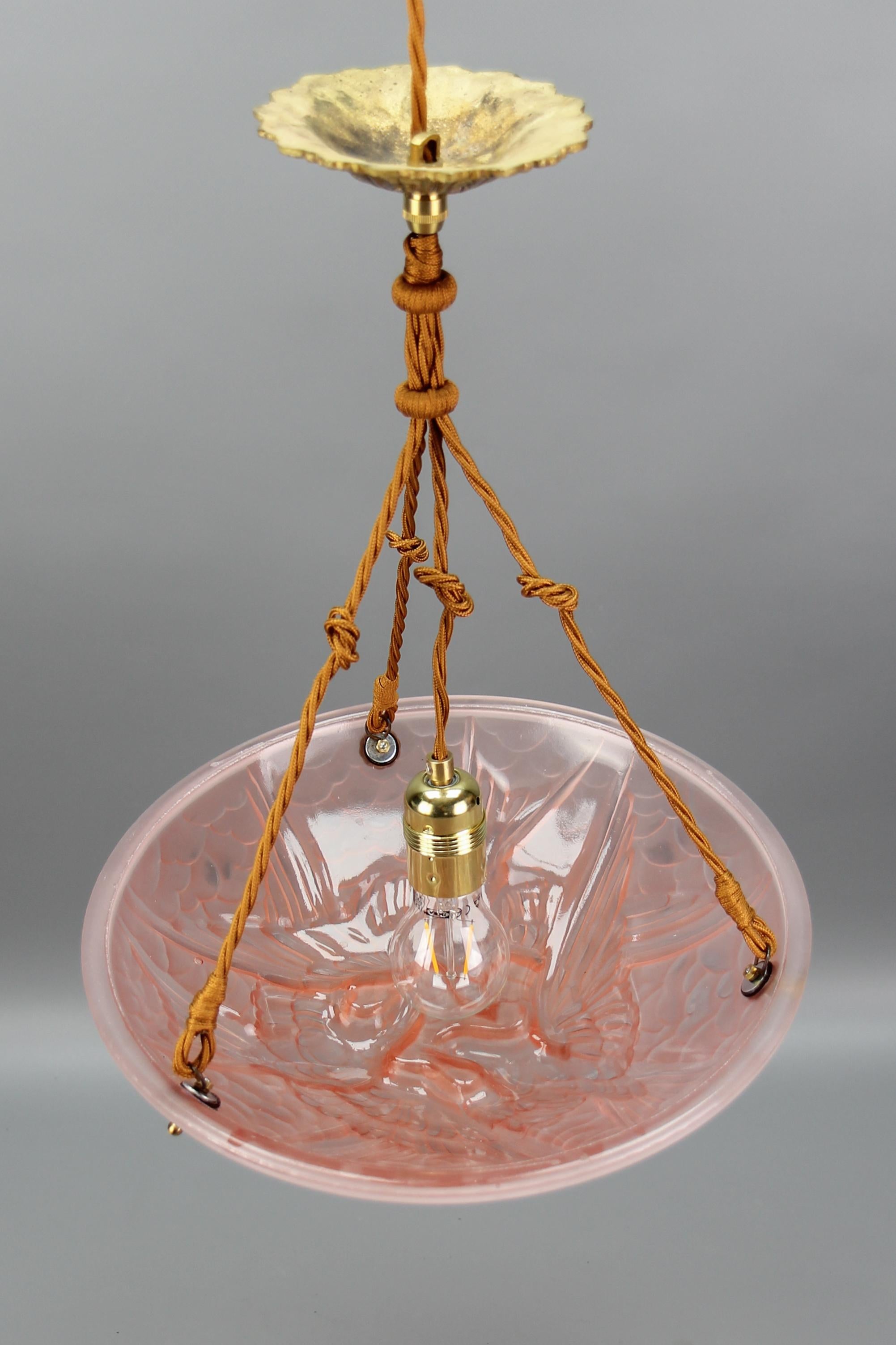Lampe à suspension française en verre dépoli rose clair avec motifs d'oiseaux, années 1930 en vente 6