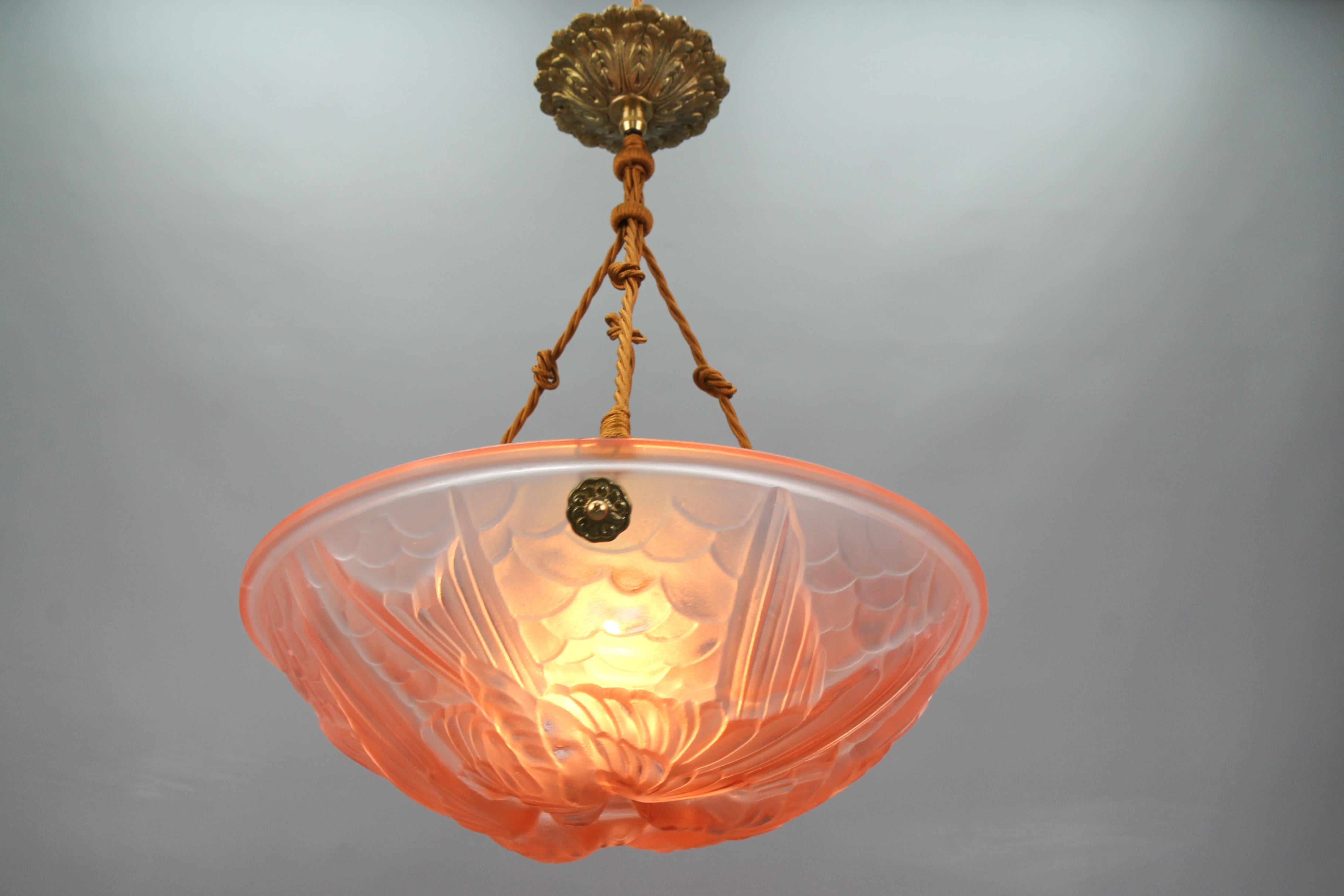 French Art Deco period light pink frosted glass pendant light with bird motifs, the 1930s.
A wonderful pendant ceiling light fixture from circa the 1930s. The beautifully shaped frosted glass bowl in light pink features a relief of three birds,