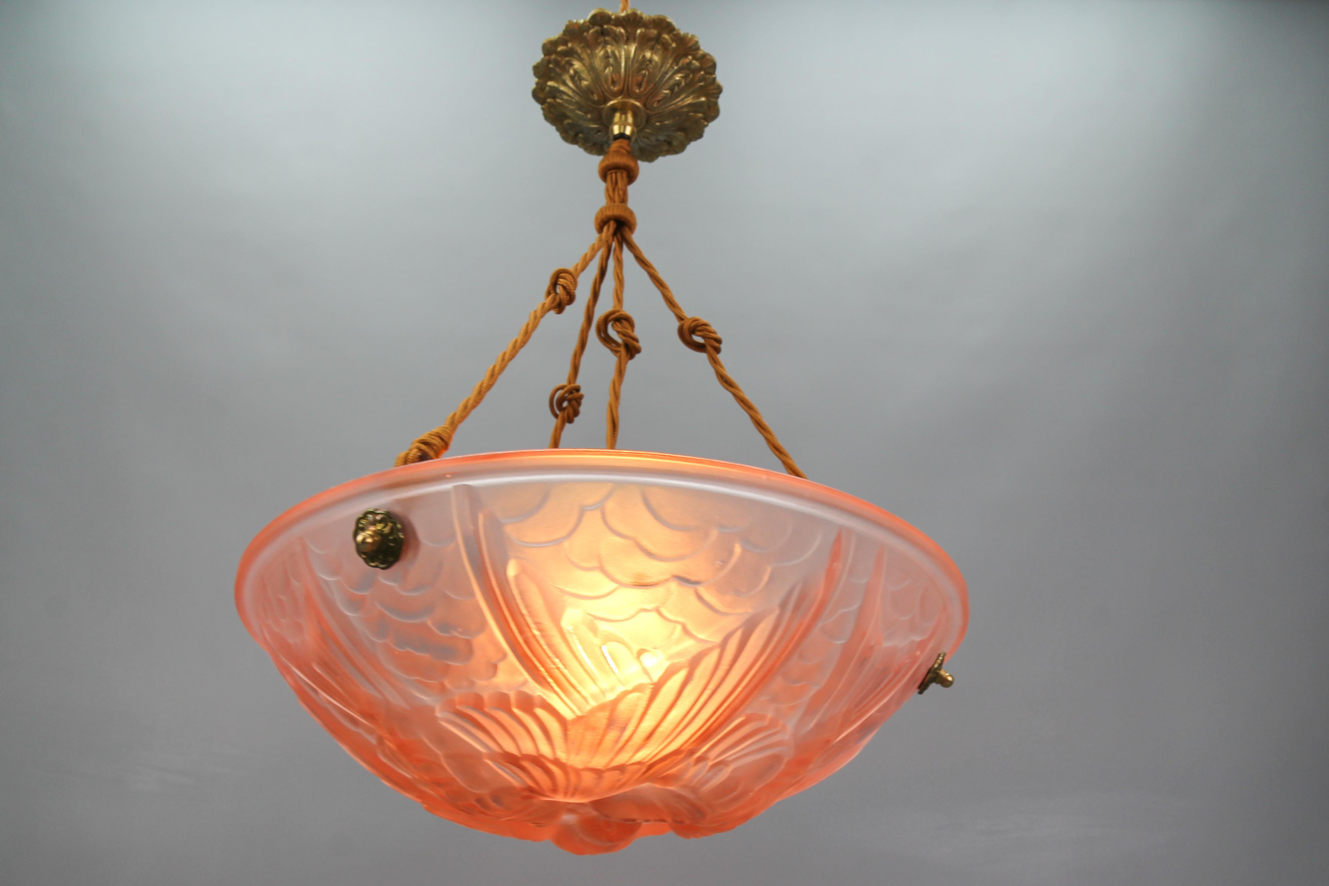 Art déco Lampe à suspension française en verre dépoli rose clair avec motifs d'oiseaux, années 1930 en vente