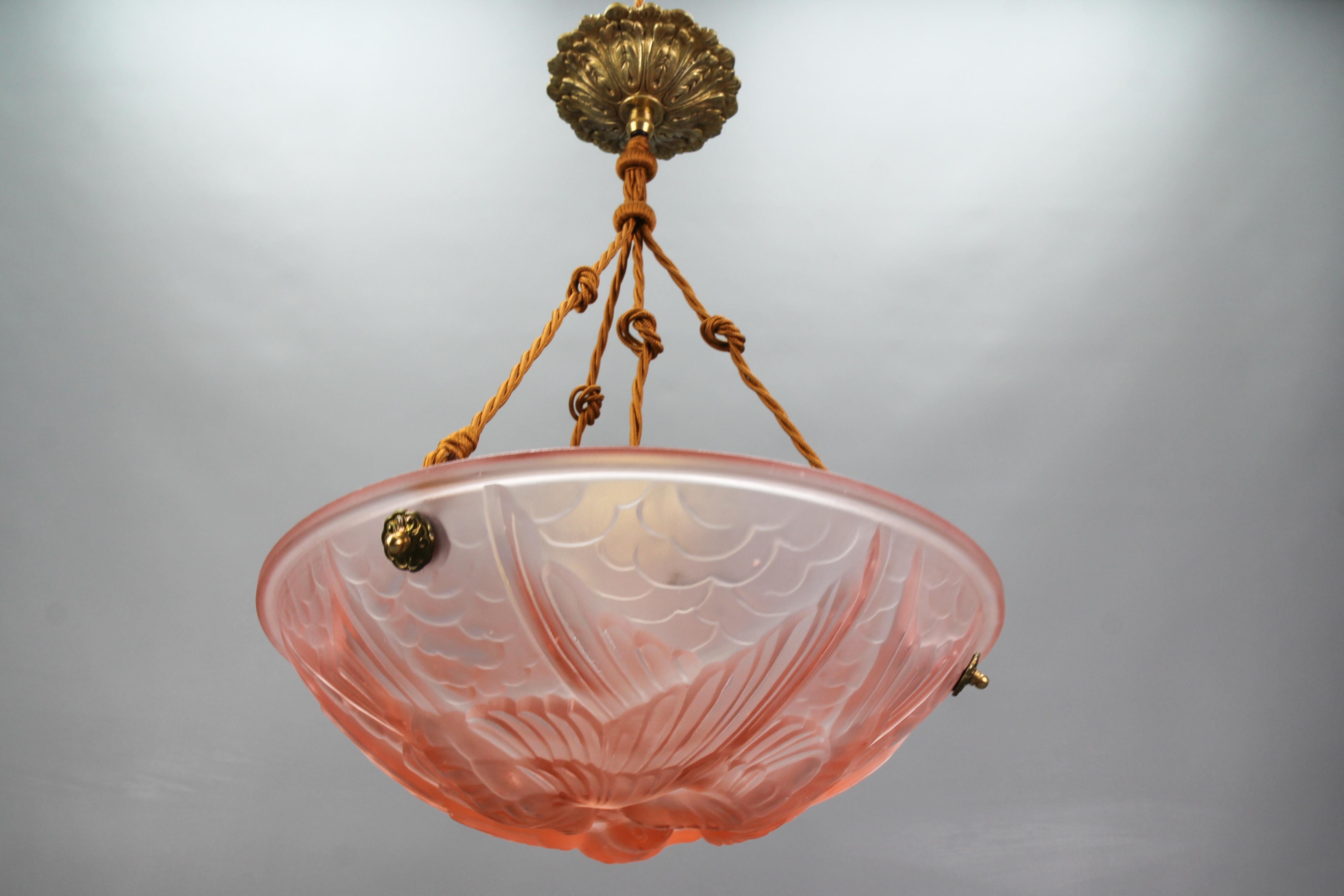 Français Lampe à suspension française en verre dépoli rose clair avec motifs d'oiseaux, années 1930 en vente