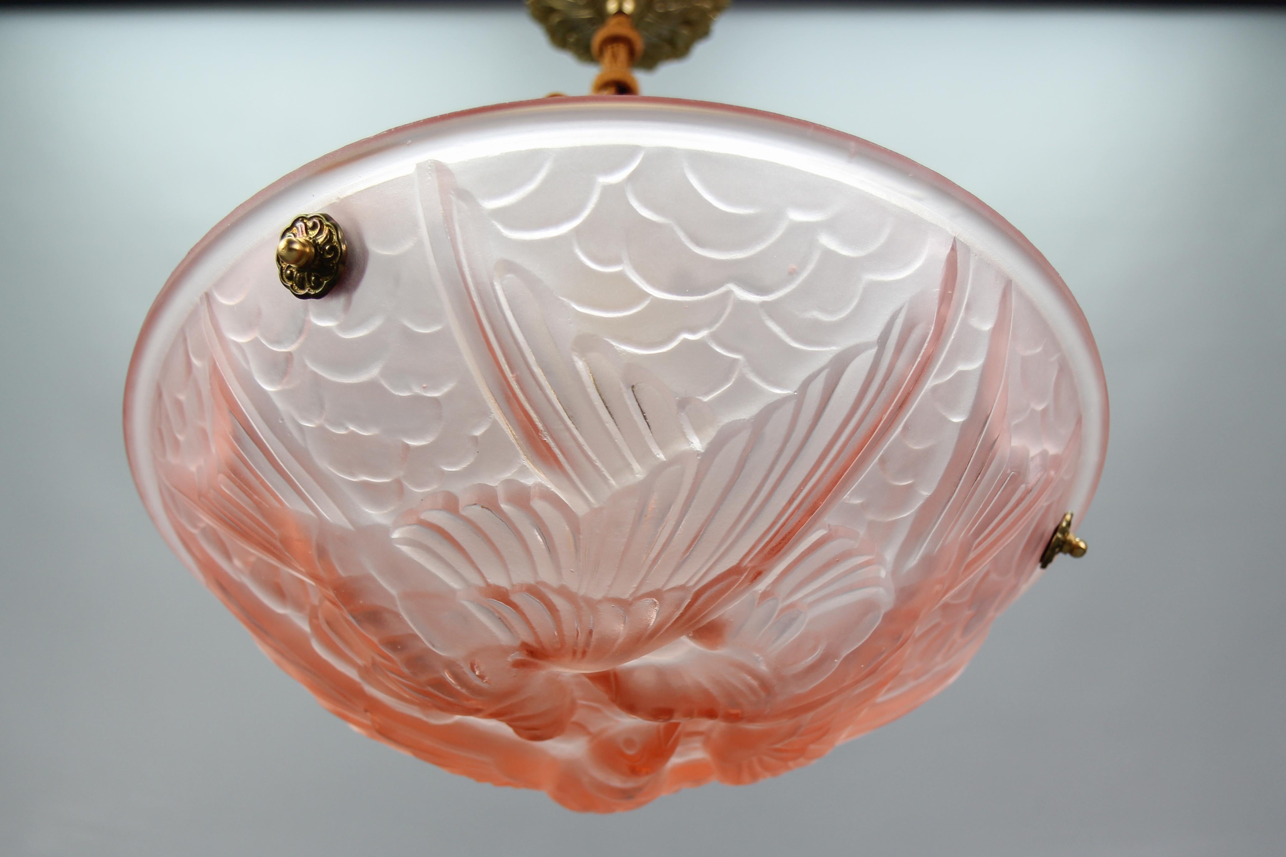 Dépoli Lampe à suspension française en verre dépoli rose clair avec motifs d'oiseaux, années 1930 en vente