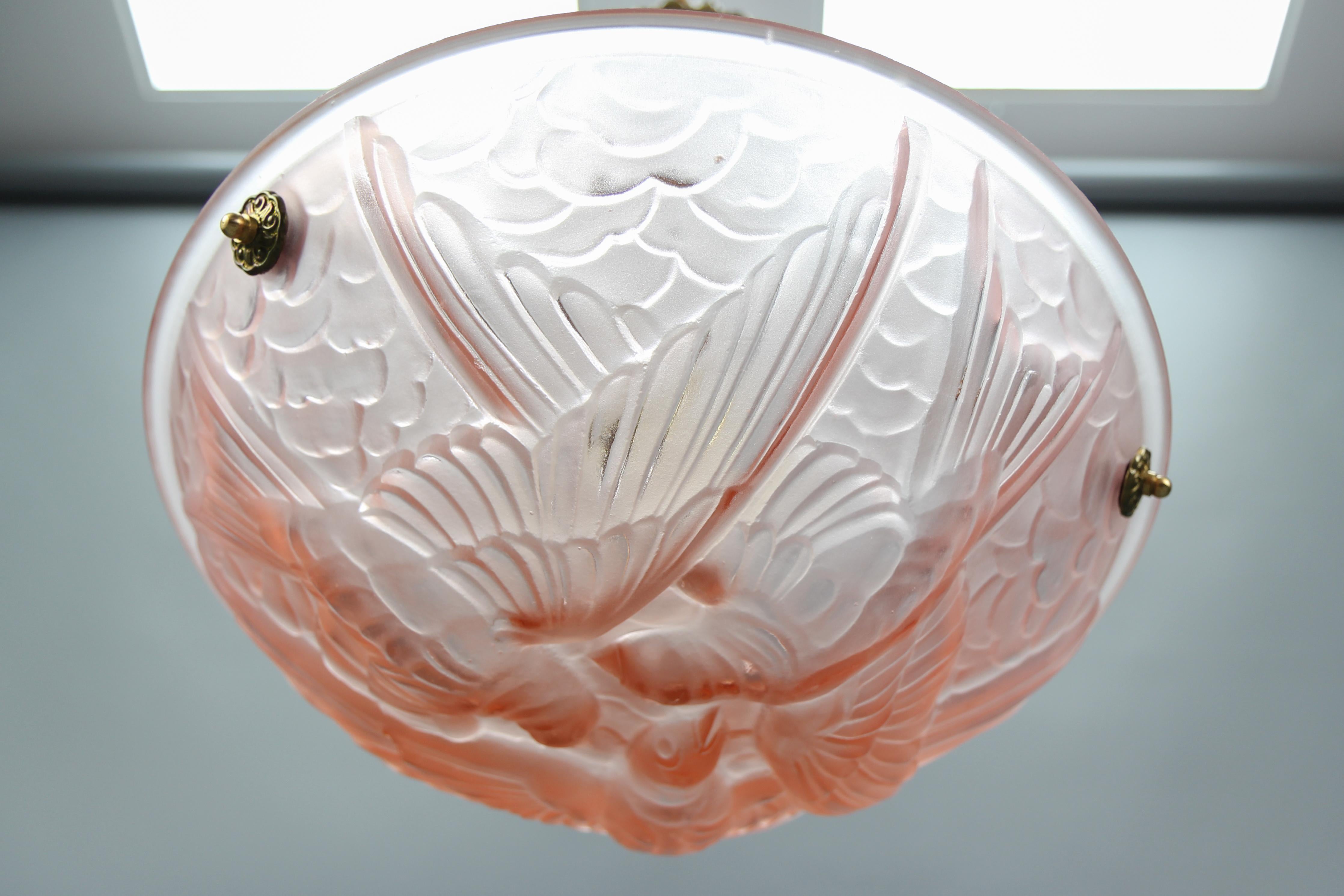 French Light Pink Frosted Glass Pendant Light with Bird Motifs, 1930s In Good Condition For Sale In Barntrup, DE