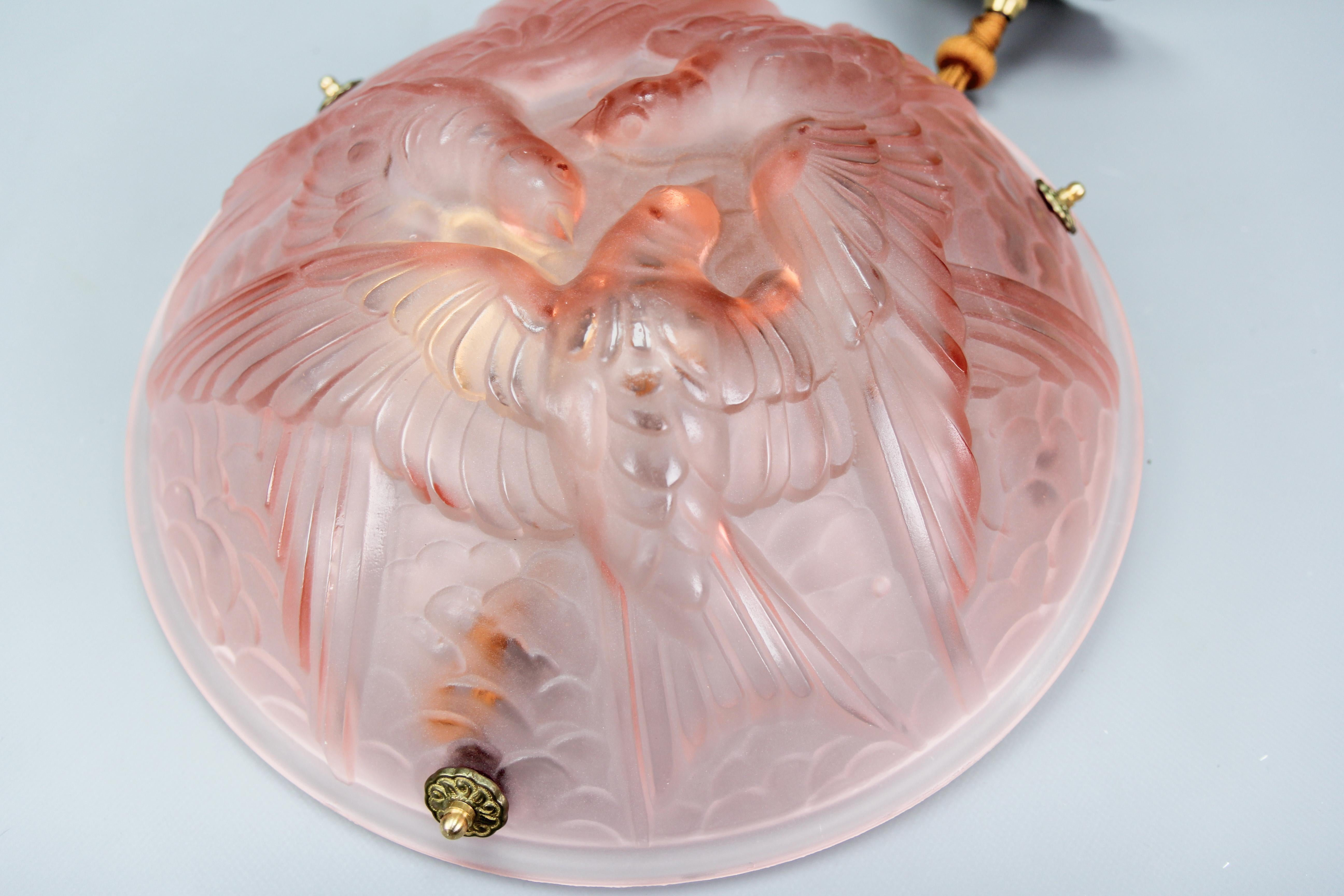 Milieu du XXe siècle Lampe à suspension française en verre dépoli rose clair avec motifs d'oiseaux, années 1930 en vente