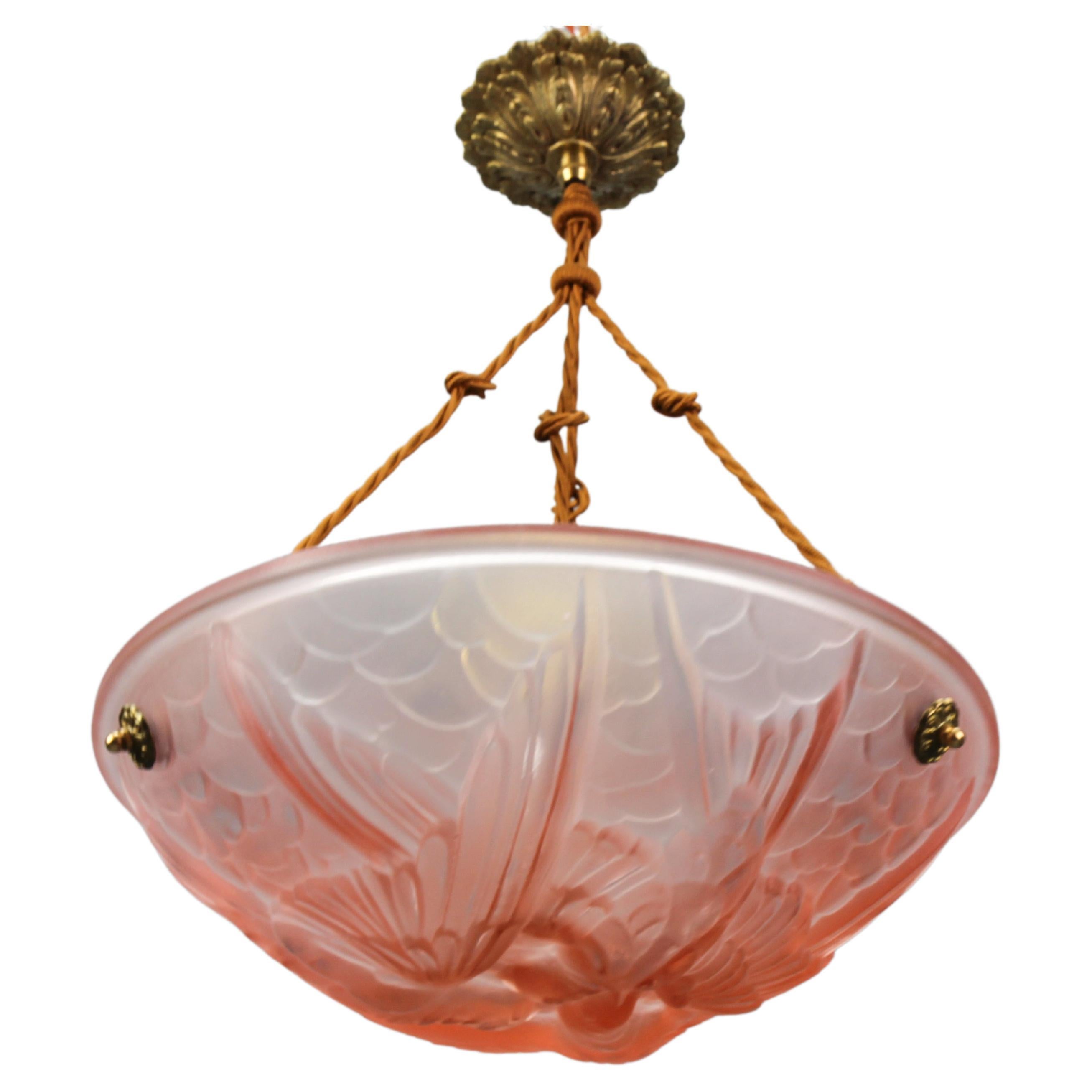 Lampe à suspension française en verre dépoli rose clair avec motifs d'oiseaux, années 1930 en vente