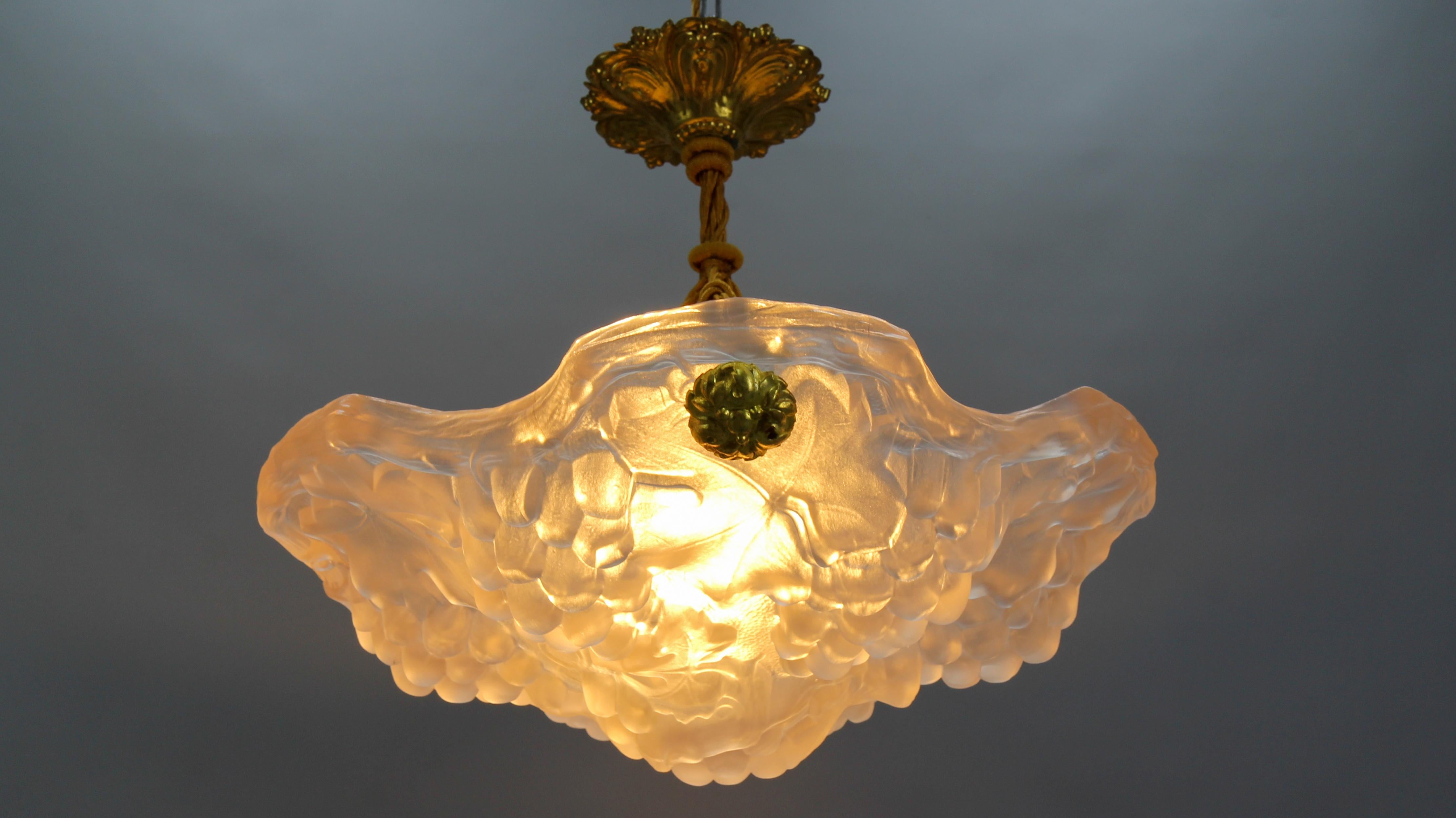 French Light Pink Frosted Glass Pendant Light with Grapes Vines by Verdun, 1930s For Sale 4