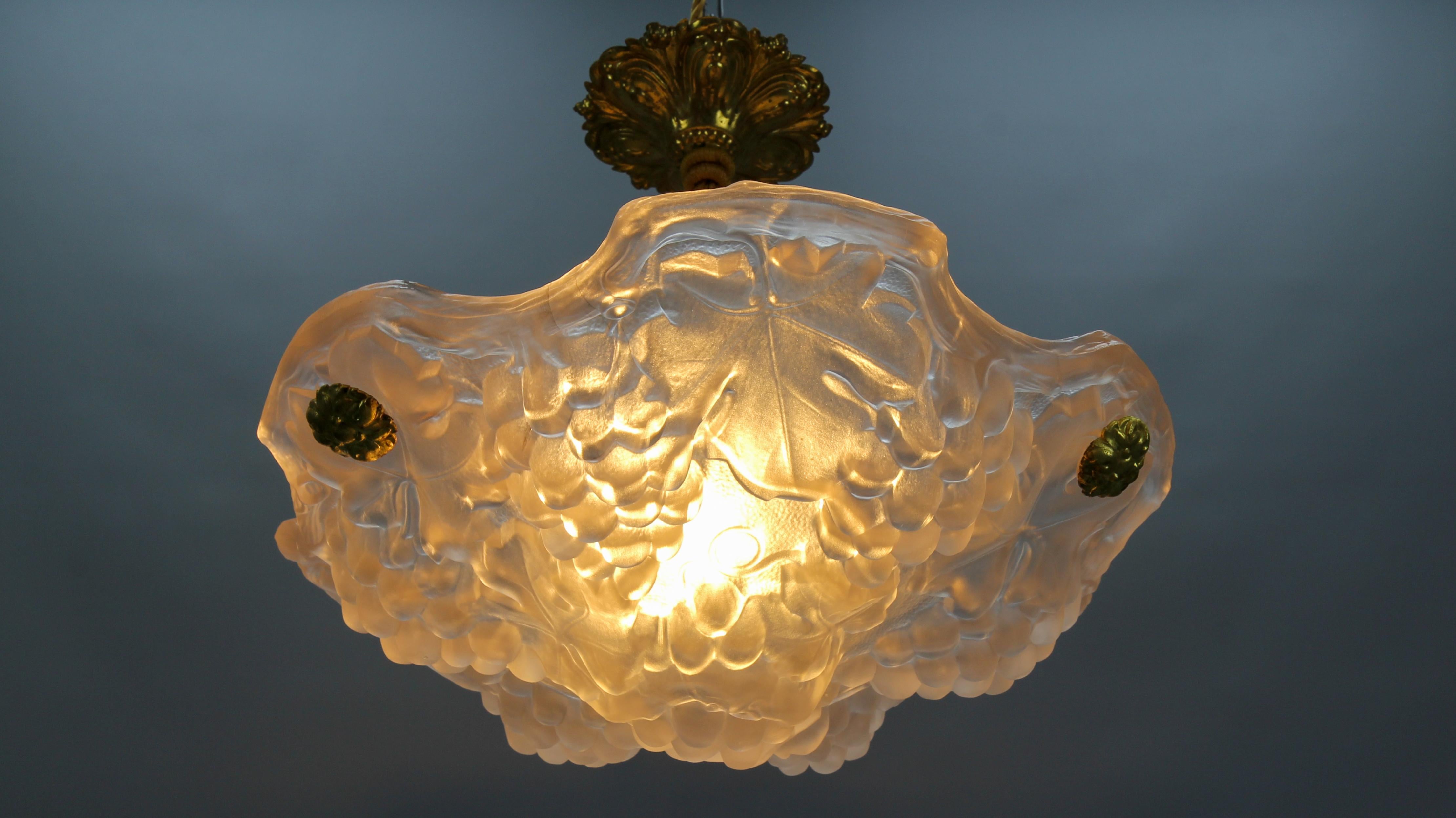 French Light Pink Frosted Glass Pendant Light with Grapes Vines by Verdun, 1930s For Sale 5