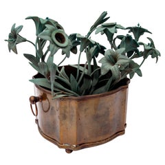 Urna vittoriana francese riempita di bouquet di gigli in bronzo patinato/ottone