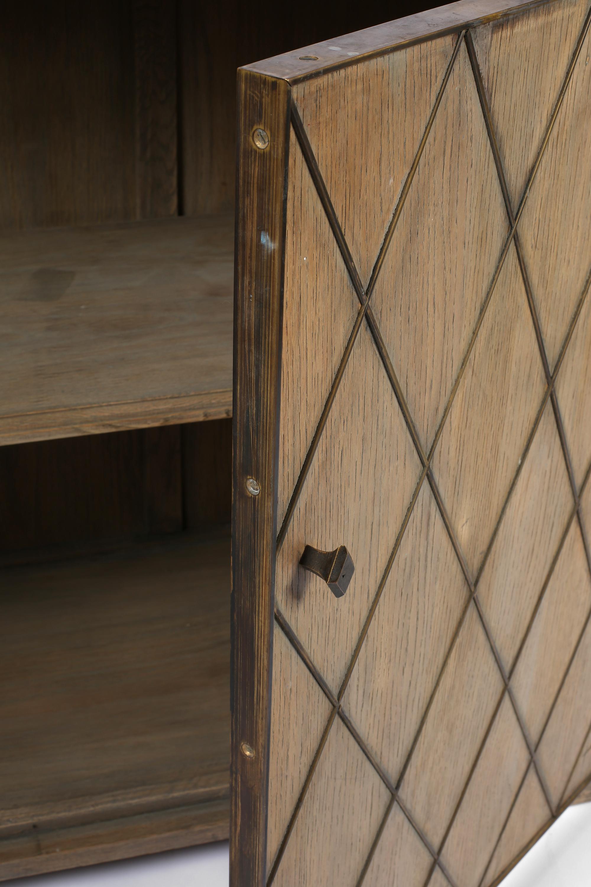 Französisch gekalkte Eiche & Messing Zwei Tür Sideboard Midcentury Art Deco Style im Angebot 9