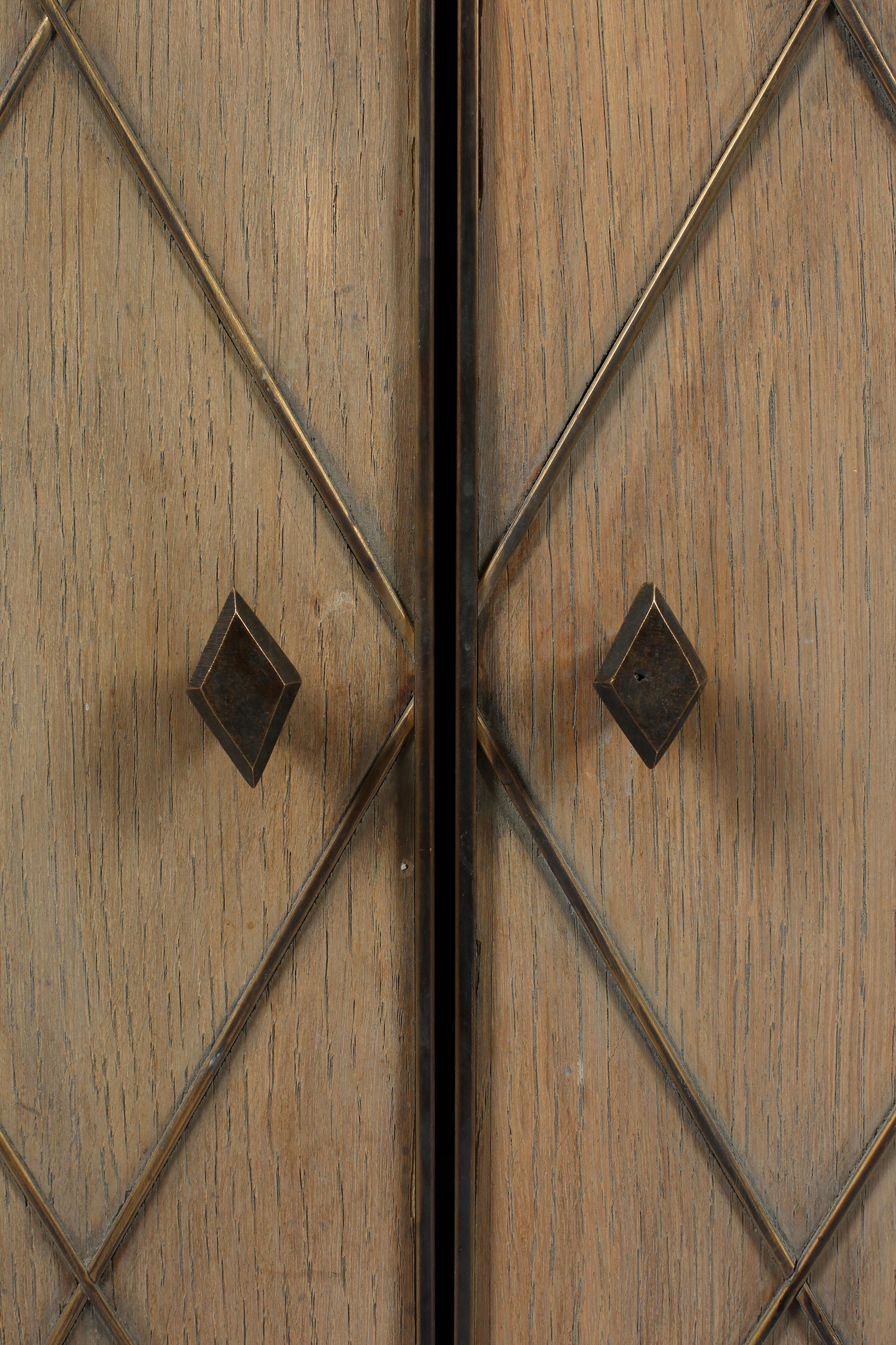 Französisch gekalkte Eiche & Messing Zwei Tür Sideboard Midcentury Art Deco Style (Intarsie) im Angebot
