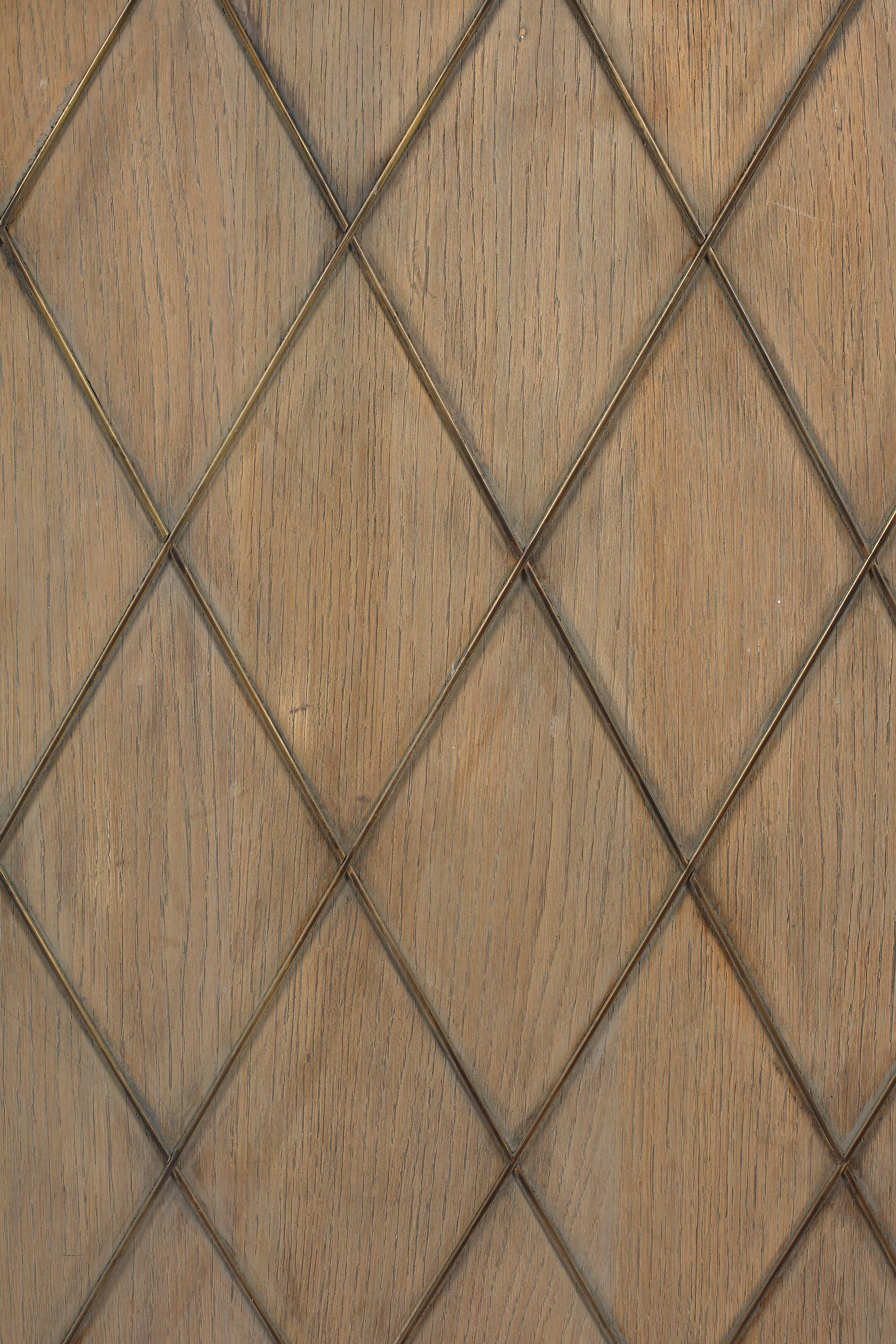 Französisch gekalkte Eiche & Messing Zwei Tür Sideboard Midcentury Art Deco Style im Zustand „Gut“ im Angebot in London, GB