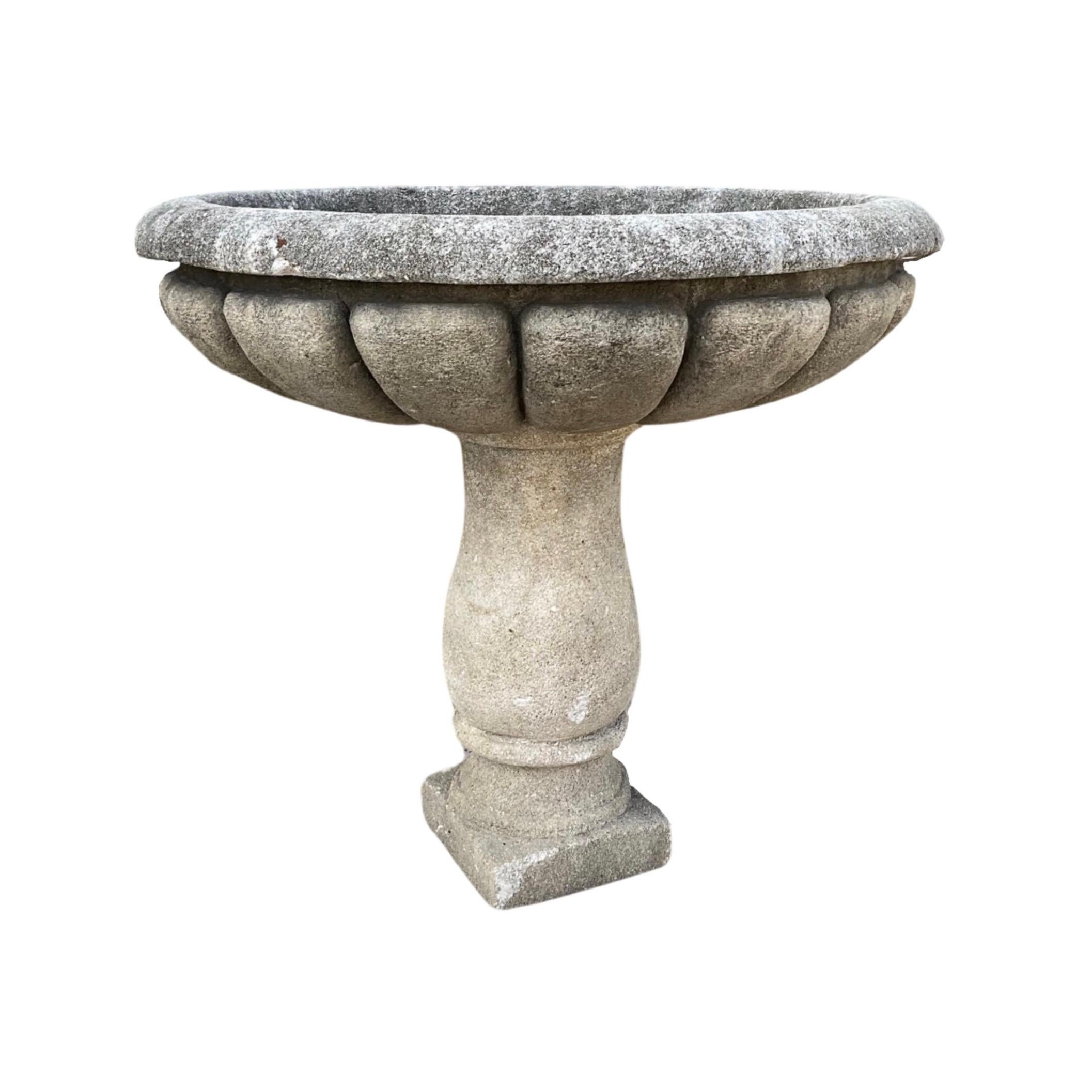 Ce bain d'oiseaux en pierre calcaire française du XVIIIe siècle est un ajout luxueux à tout espace extérieur. Son design circulaire sculpté à la main et sa base en forme de pilier en font un véritable objet unique. Fabriqué avec de la pierre