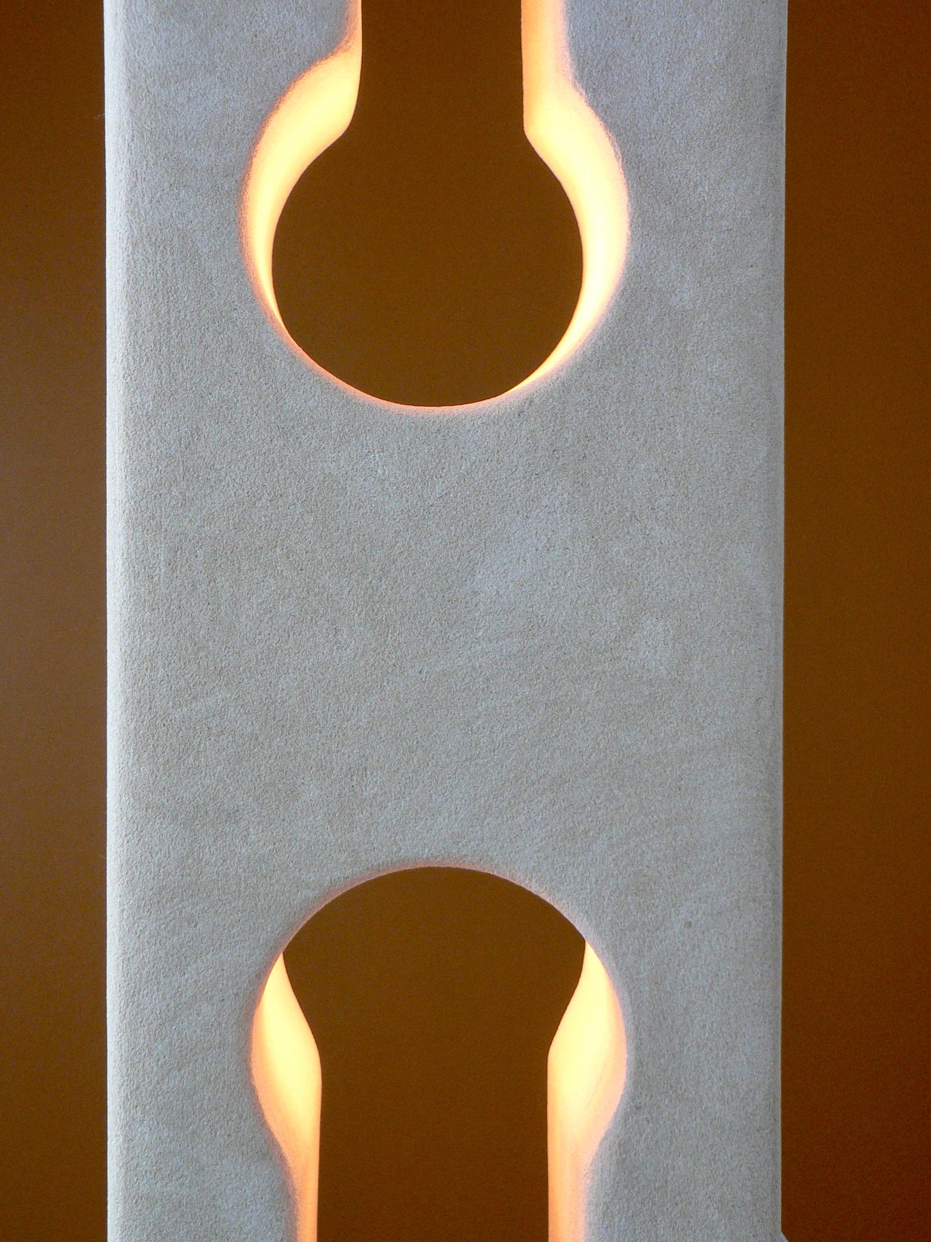 Stehlampe aus französischem Kalkstein, geschnitzt. (Handgeschnitzt) im Angebot