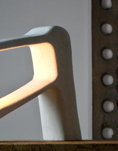 Lampe de table en pierre calcaire sculptée.