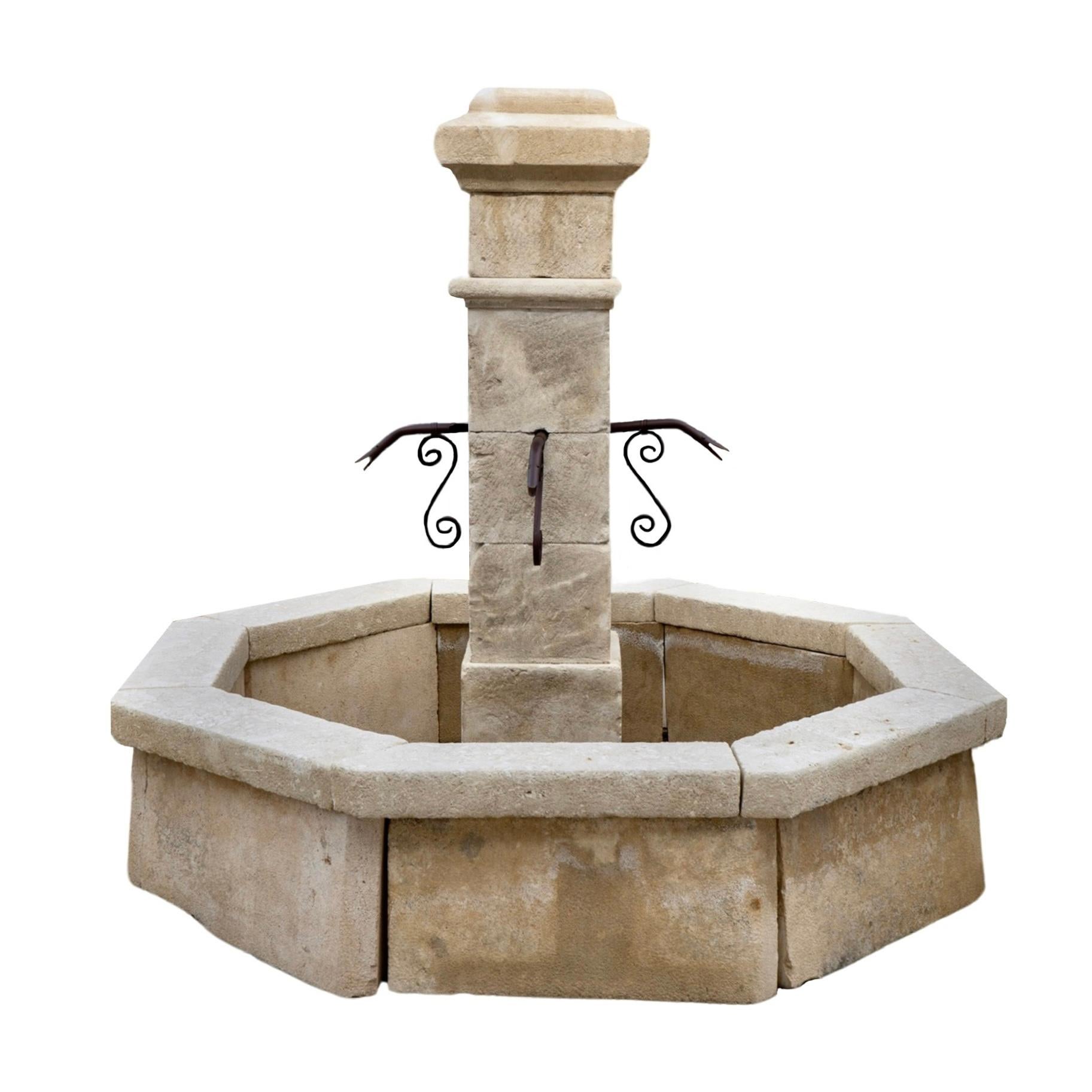 Découvrez l'élégance et la durabilité de notre fontaine centrale en pierre calcaire française. Fabriquée dans les années 1890, cette fontaine de style central est construite en pierre calcaire de haute qualité, ce qui lui assure une longévité et une