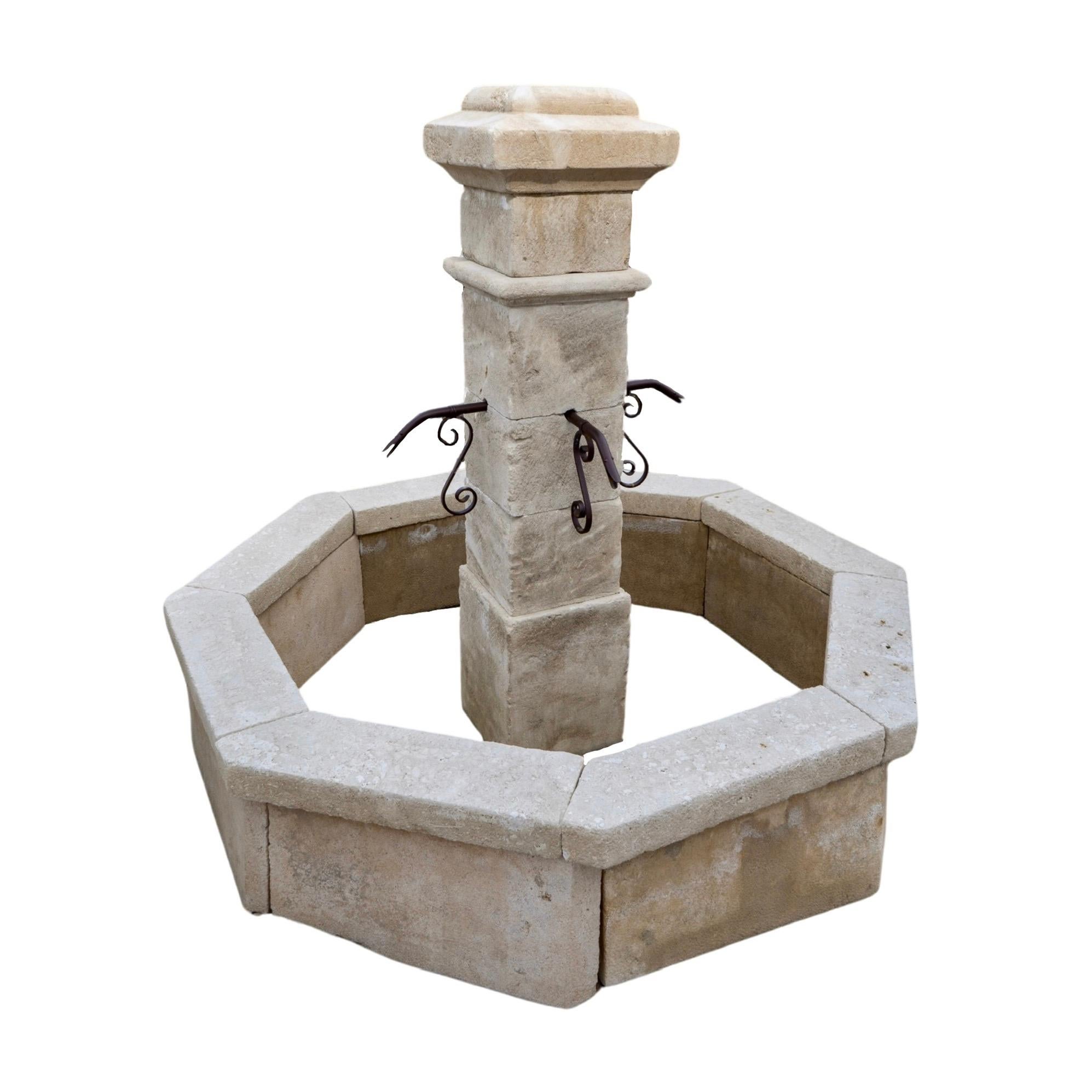 Fontaine centrale en pierre calcaire française en vente 1