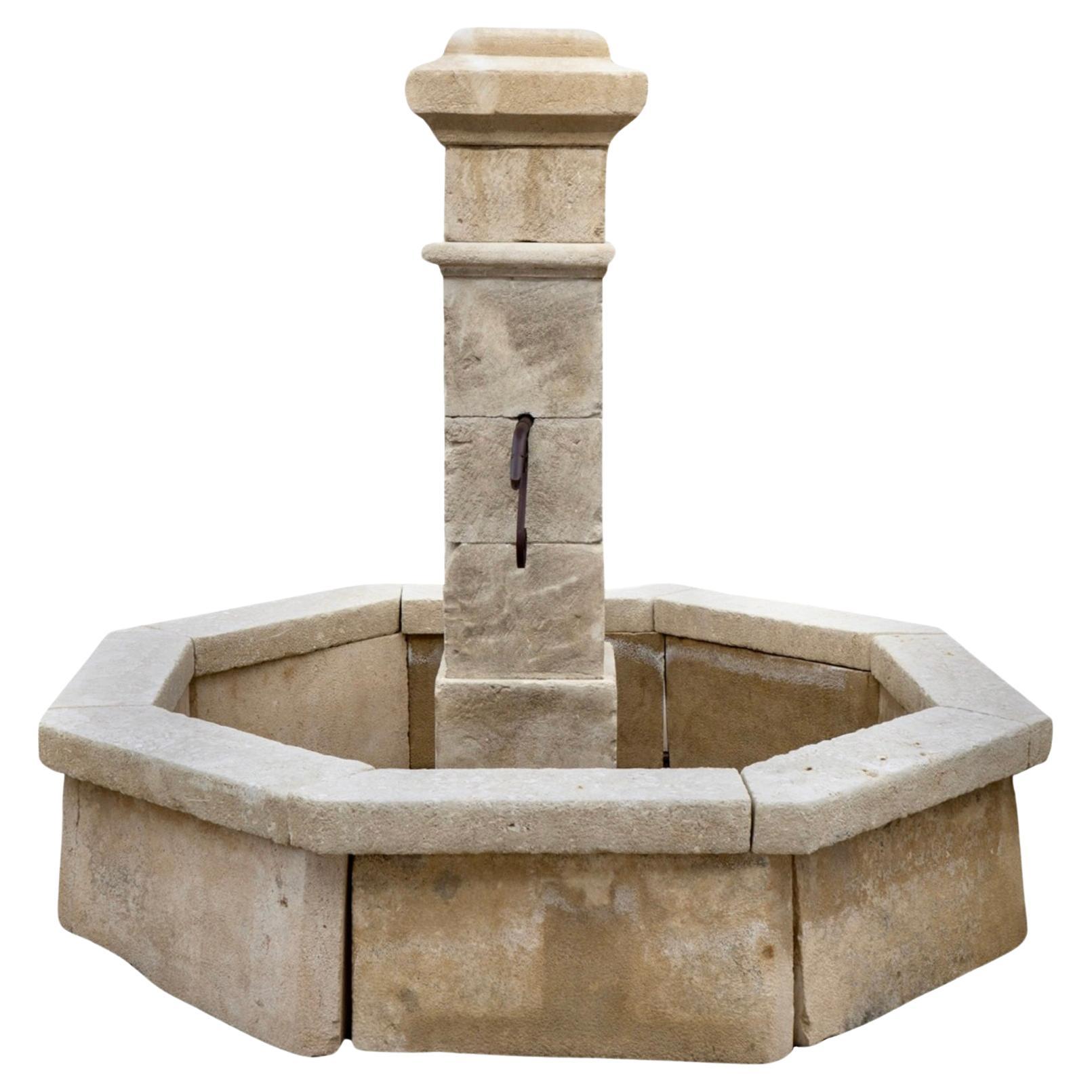 Fontaine centrale en pierre calcaire française
