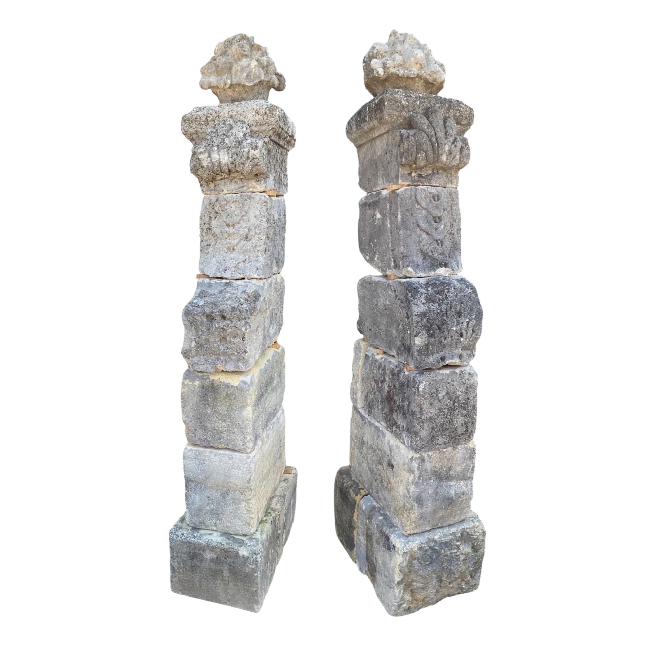 Mit diesen beeindruckenden Säulen aus französischem Kalkstein verleihen Sie jedem Außenbereich einen eleganten Touch. Diese Zwillingssäulen wurden im 17. Jahrhundert in Bordeaux, Frankreich, handgefertigt und bieten mit ihren filigranen