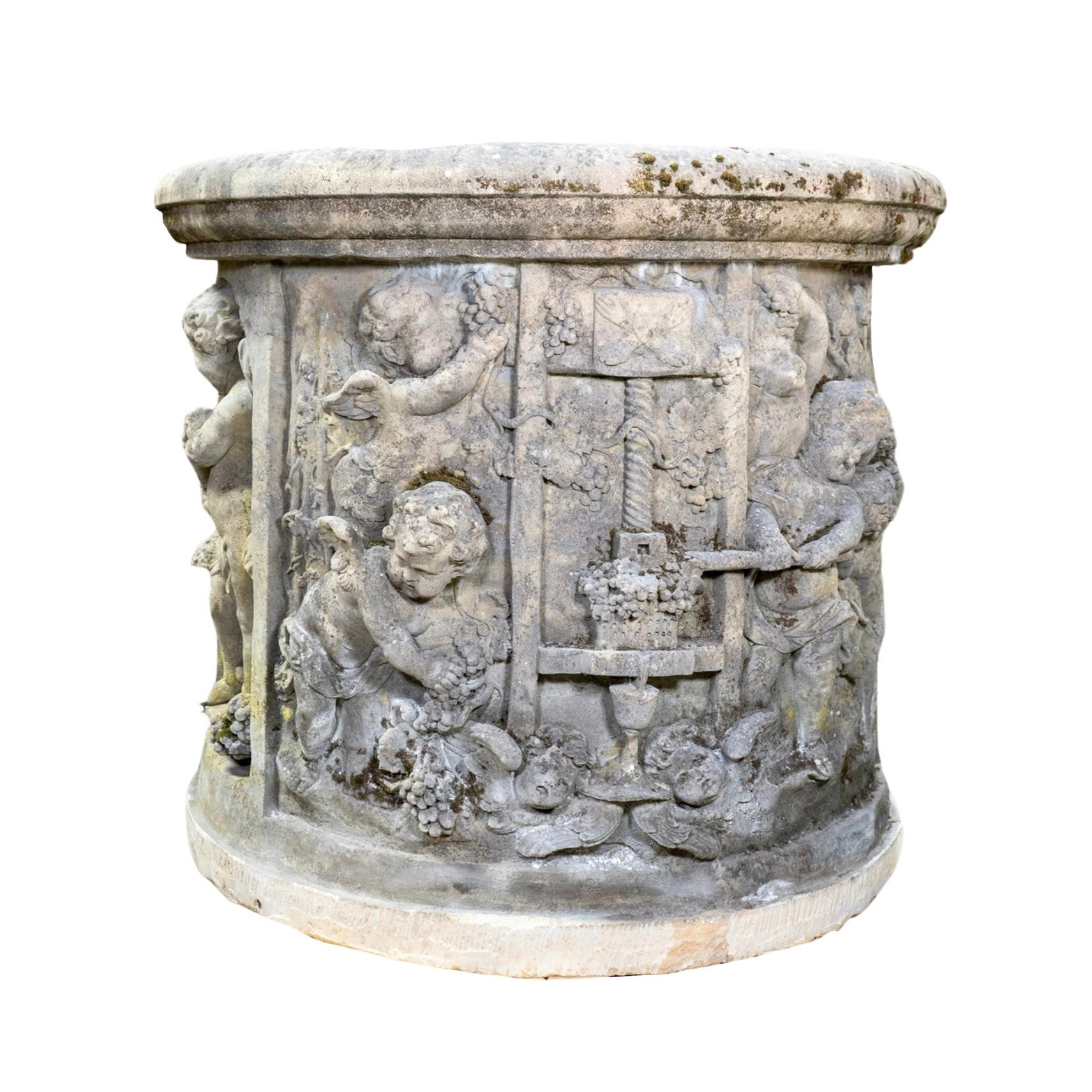 Cette jardinière composite en pierre calcaire française présente des sculptures de chérubins complexes et un design authentique du XVIIIe siècle, importé de France. Avec une taille généreuse et un intérieur profond de 11 pouces, il est parfait pour