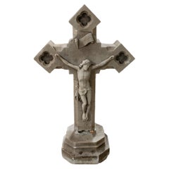 Kreuz aus französischem Kalkstein