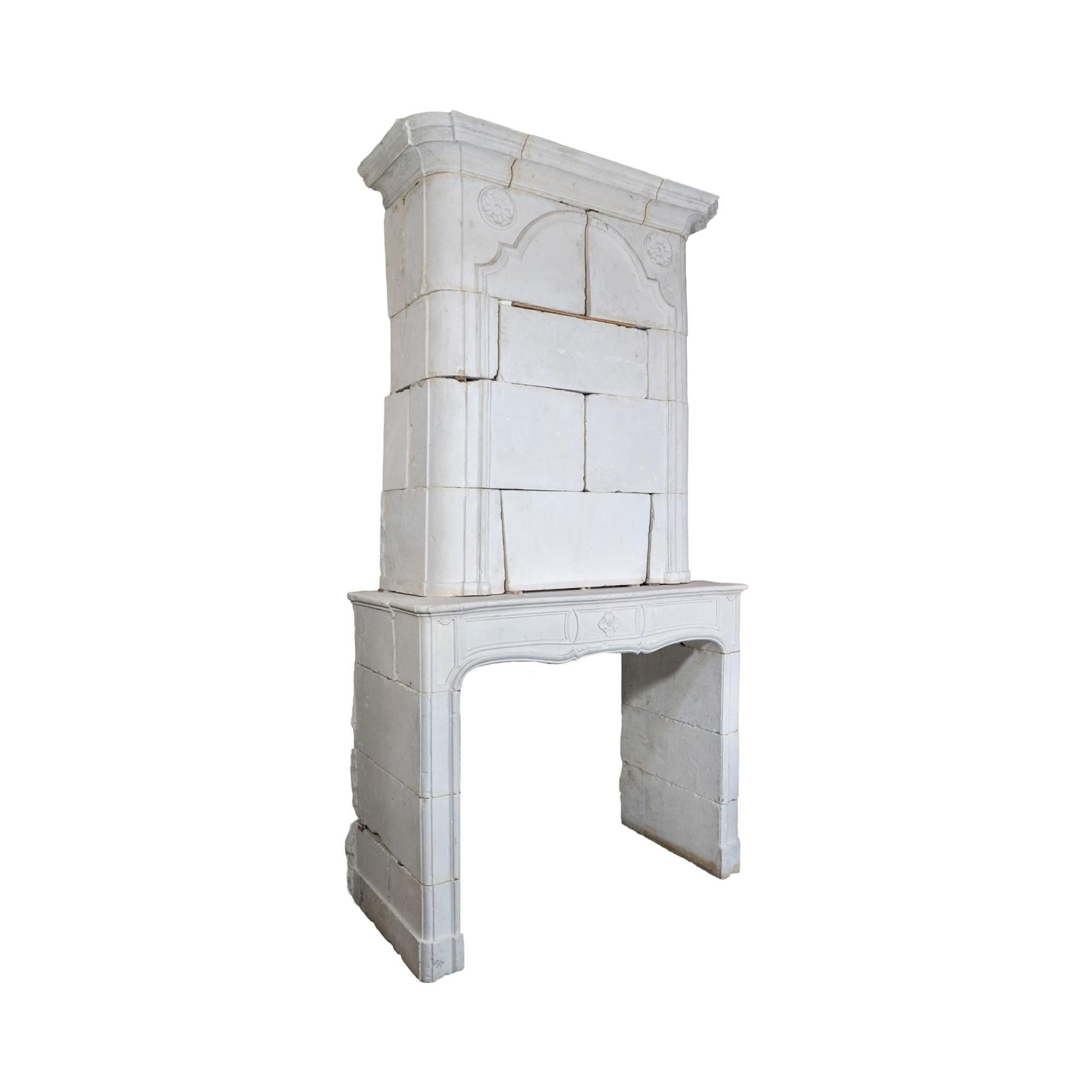 Cette cheminée en pierre calcaire française est une belle pièce du XVIIIe siècle de la période Louis XV en France. Il présente un trumeau classique, ce qui en fait un complément parfait et intemporel pour toute maison.