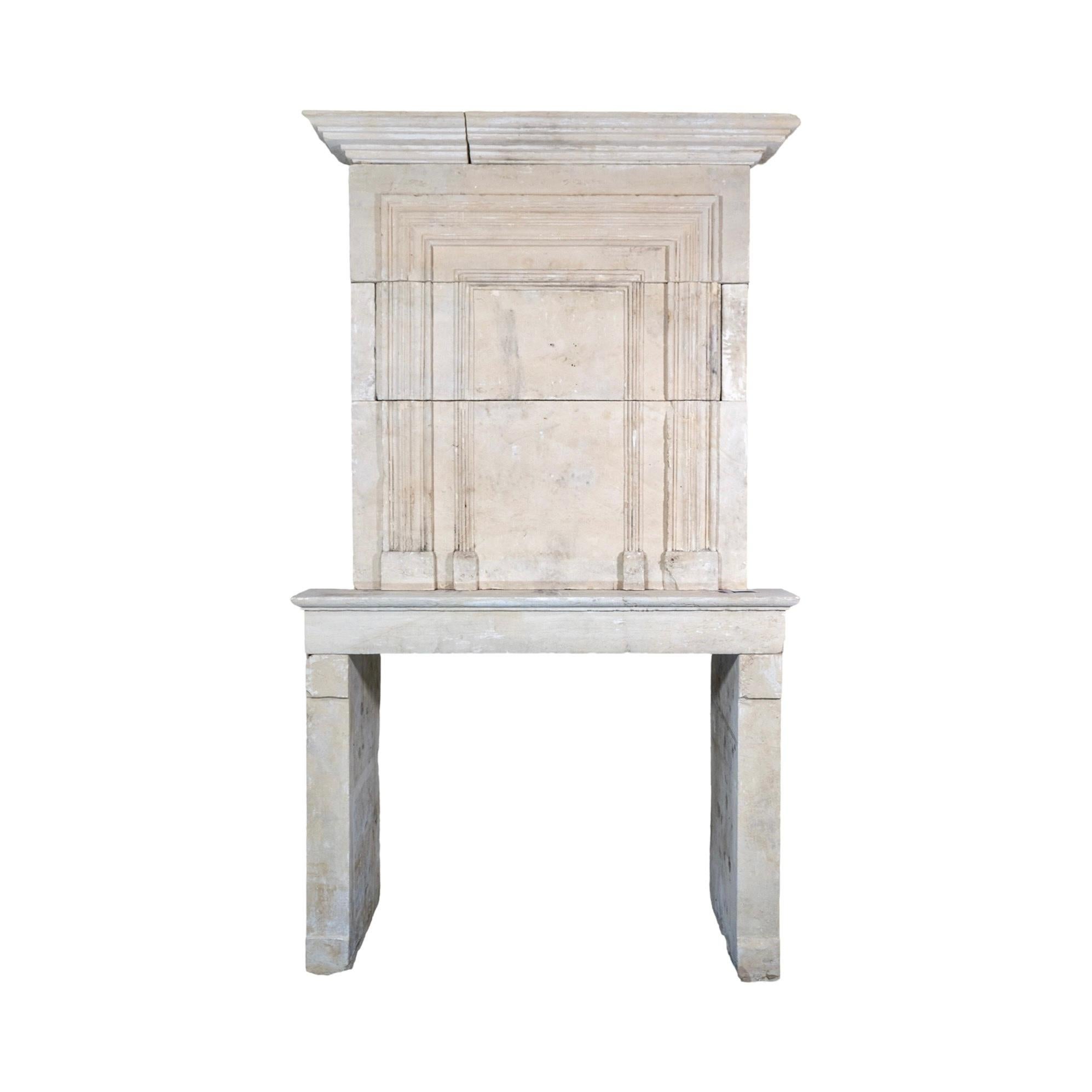 Esta repisa de chimenea de piedra caliza francesa del siglo XVIII presenta tallas intrincadas y un encanto antiguo. Fabricado con auténtica piedra caliza, aporta un toque de elegancia a cualquier espacio. Elaborada por expertos, es un complemento