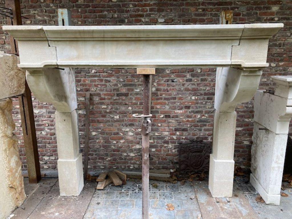 Kaminverkleidung aus französischem Kalkstein ;
Innenmaße: 147,5 cm breit x 137 cm hoch
