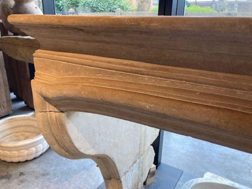 French LImestone Fireplace Mantel In Good Condition For Sale In Zedelgem, BE