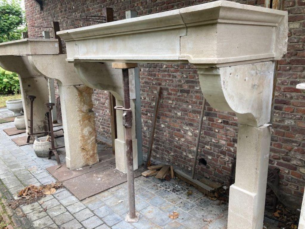 Französischer Kalkstein-Kaminmantel im Angebot 1