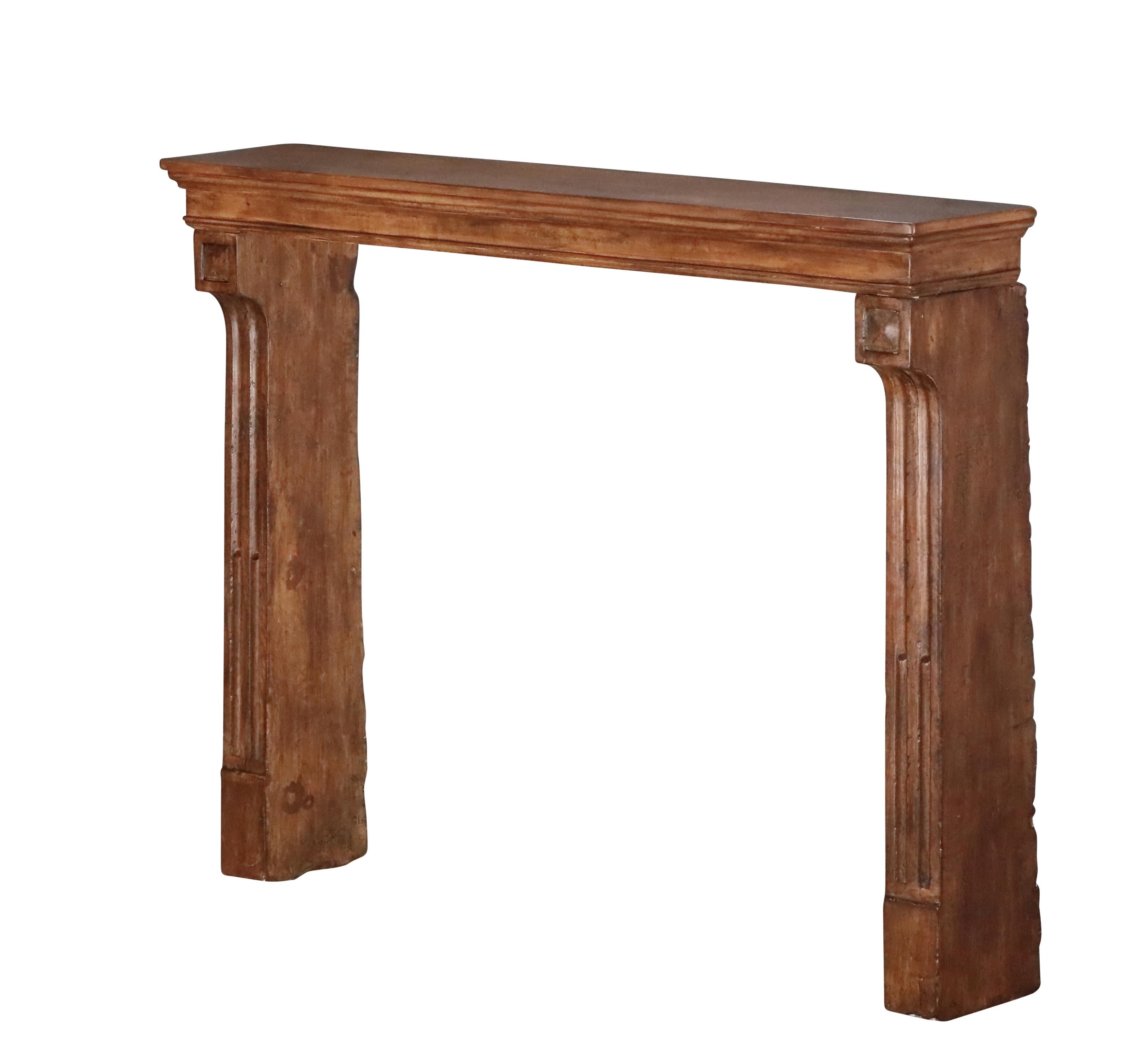 Cornice per caminetto in pietra calcarea francese con patina Acajou in vendita 2