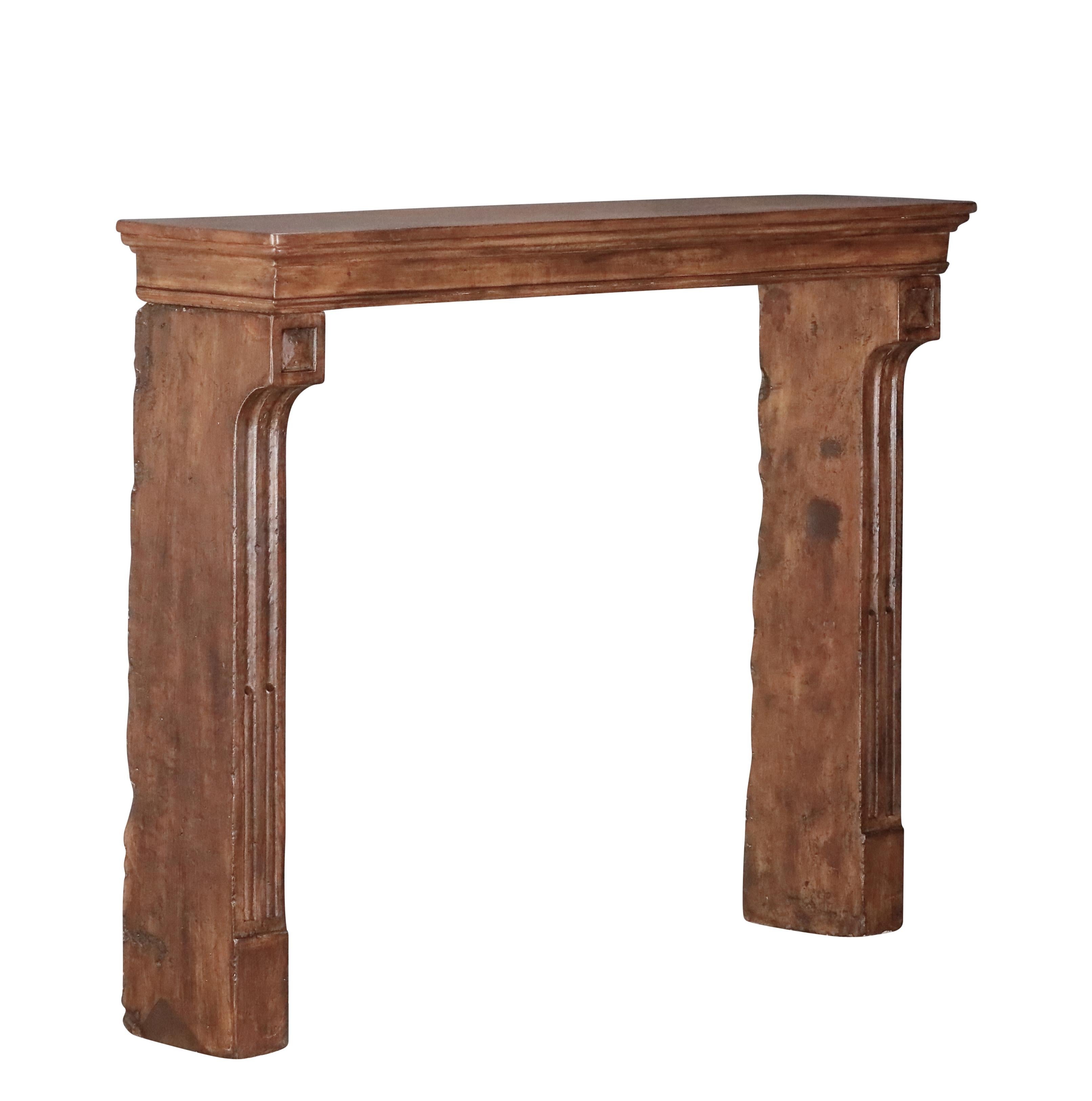 Cornice per caminetto in pietra calcarea francese con patina Acajou in vendita 3