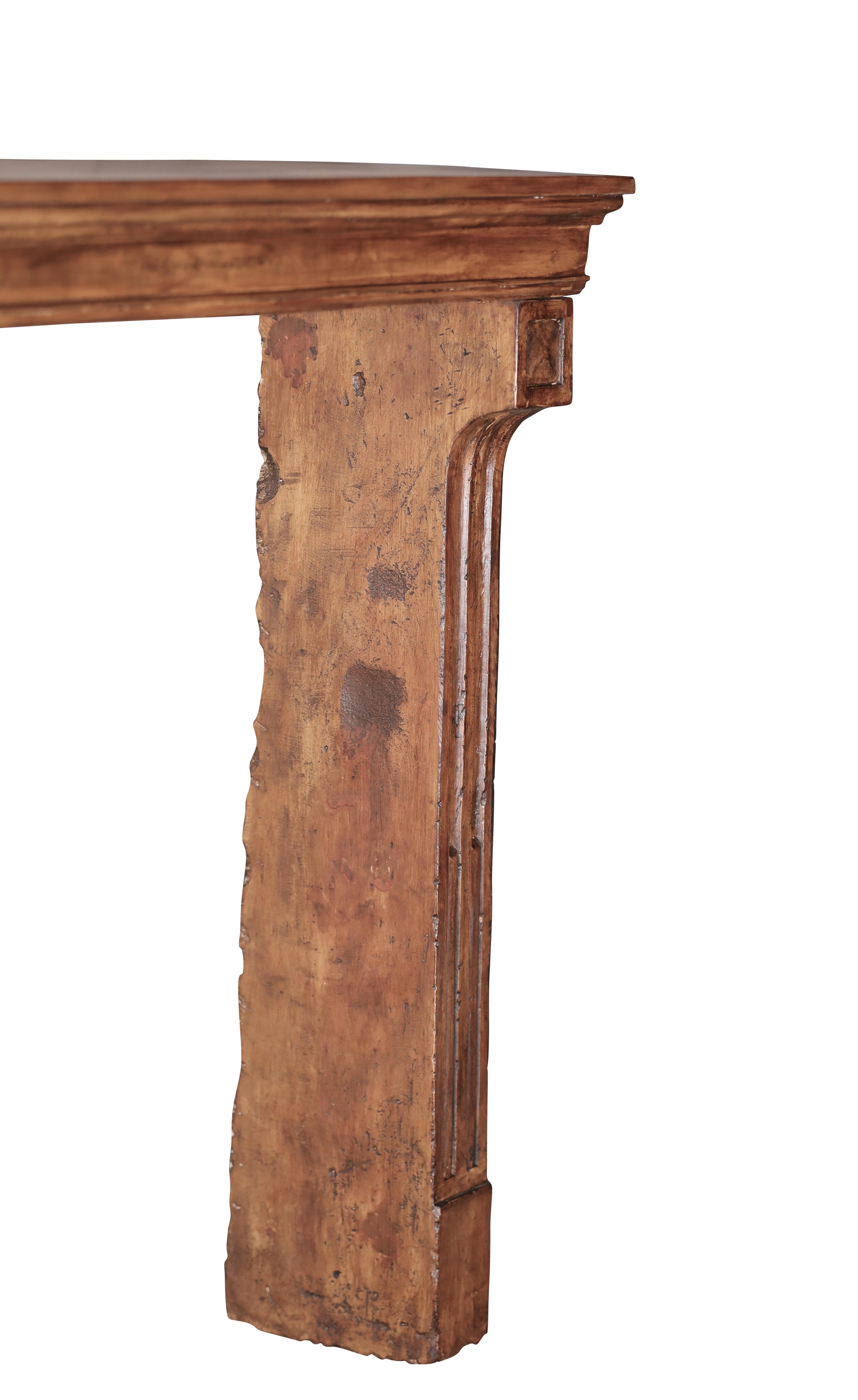 Cornice per caminetto in pietra calcarea francese con patina Acajou in vendita 4