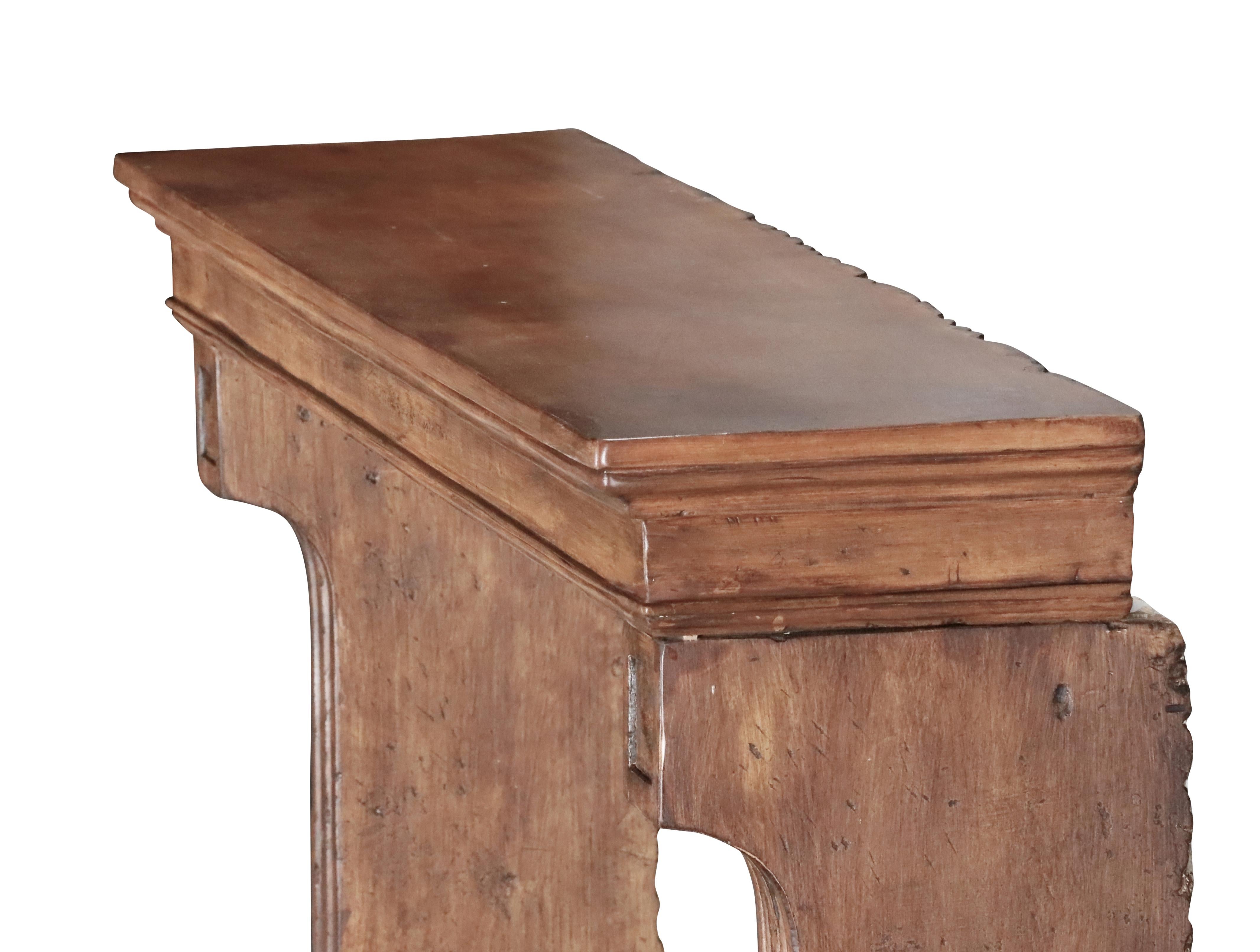 Cornice per caminetto in pietra calcarea francese con patina Acajou in vendita 6