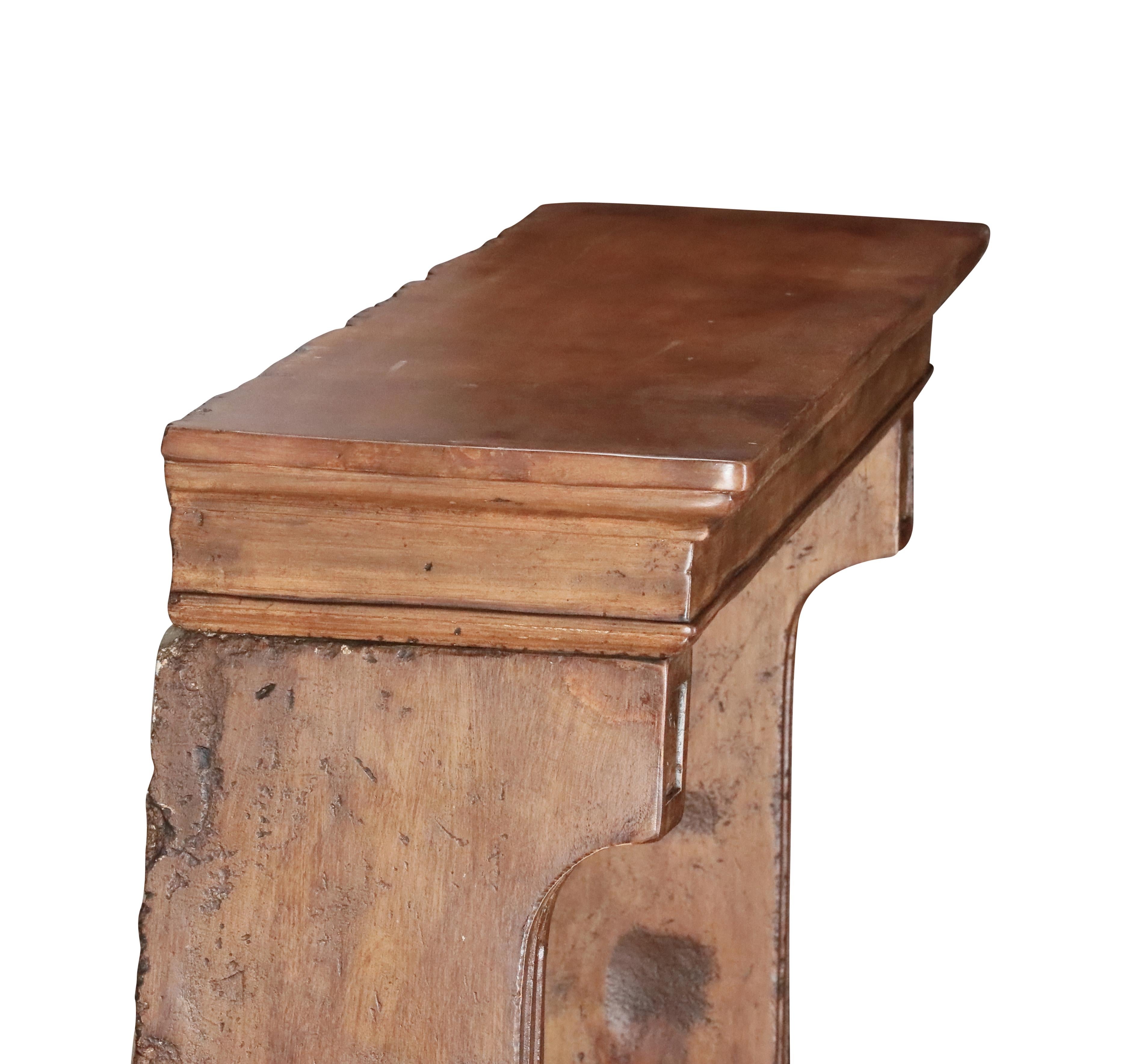 Cornice per caminetto in pietra calcarea francese con patina Acajou in vendita 9