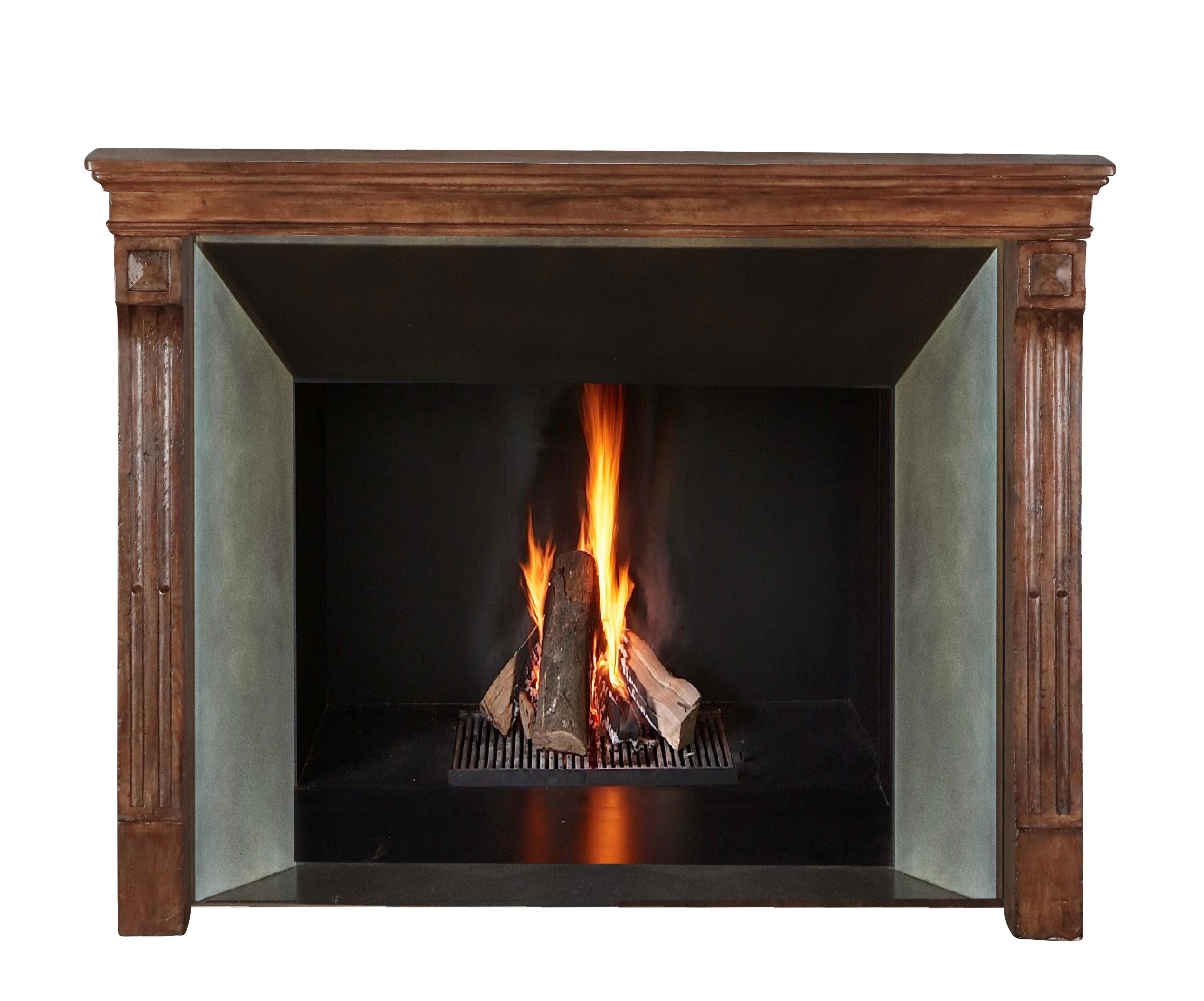 Patina Acajou su questa autentica cappa da camino storica francese. Periodo del XIX secolo in pietra calcarea. Alcuni restauri perfetti e imperfetti.
Un elemento architettonico originale per un arredamento accogliente.
Misure:
143 cm Larghezza