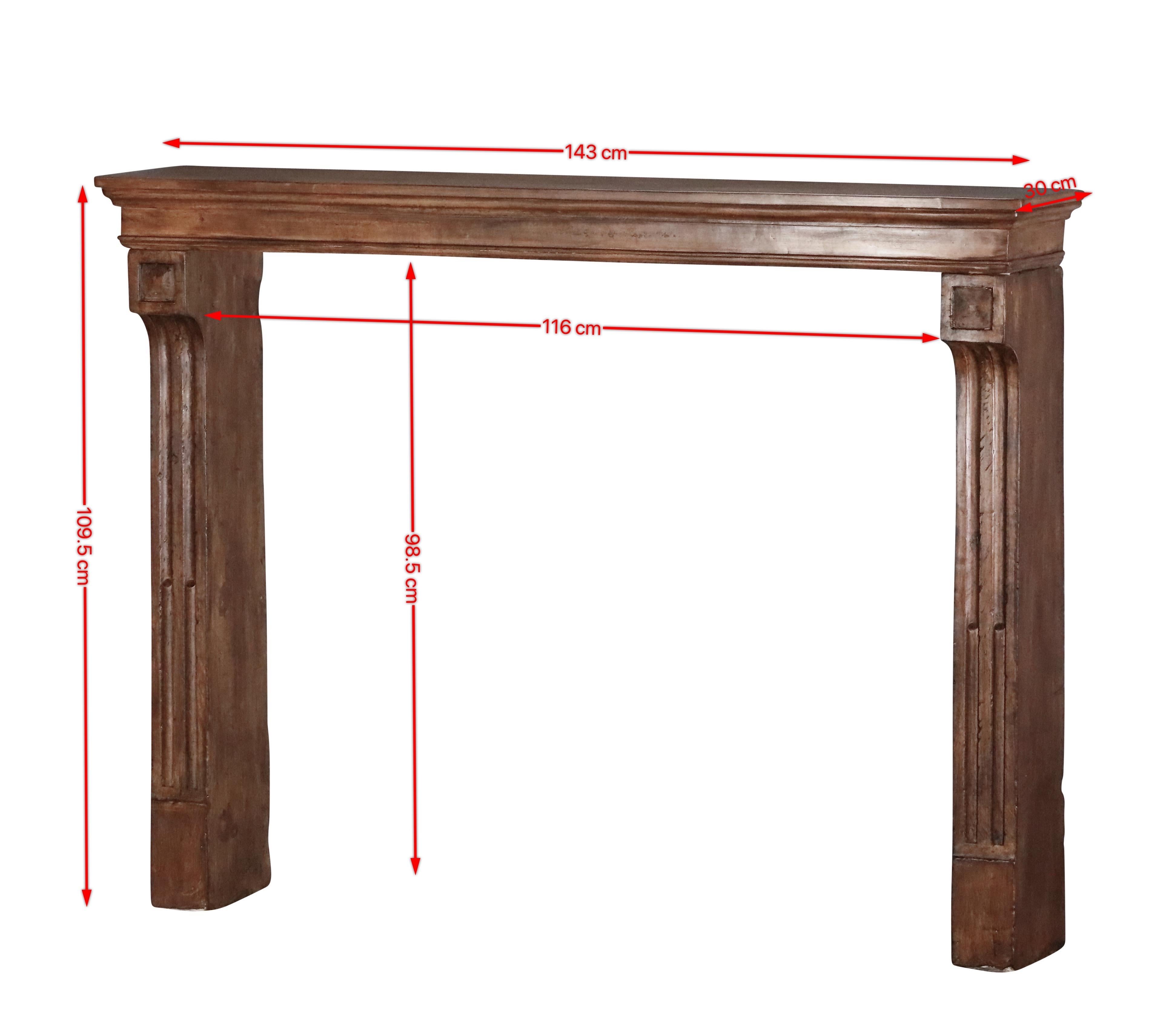 Francese Cornice per caminetto in pietra calcarea francese con patina Acajou in vendita