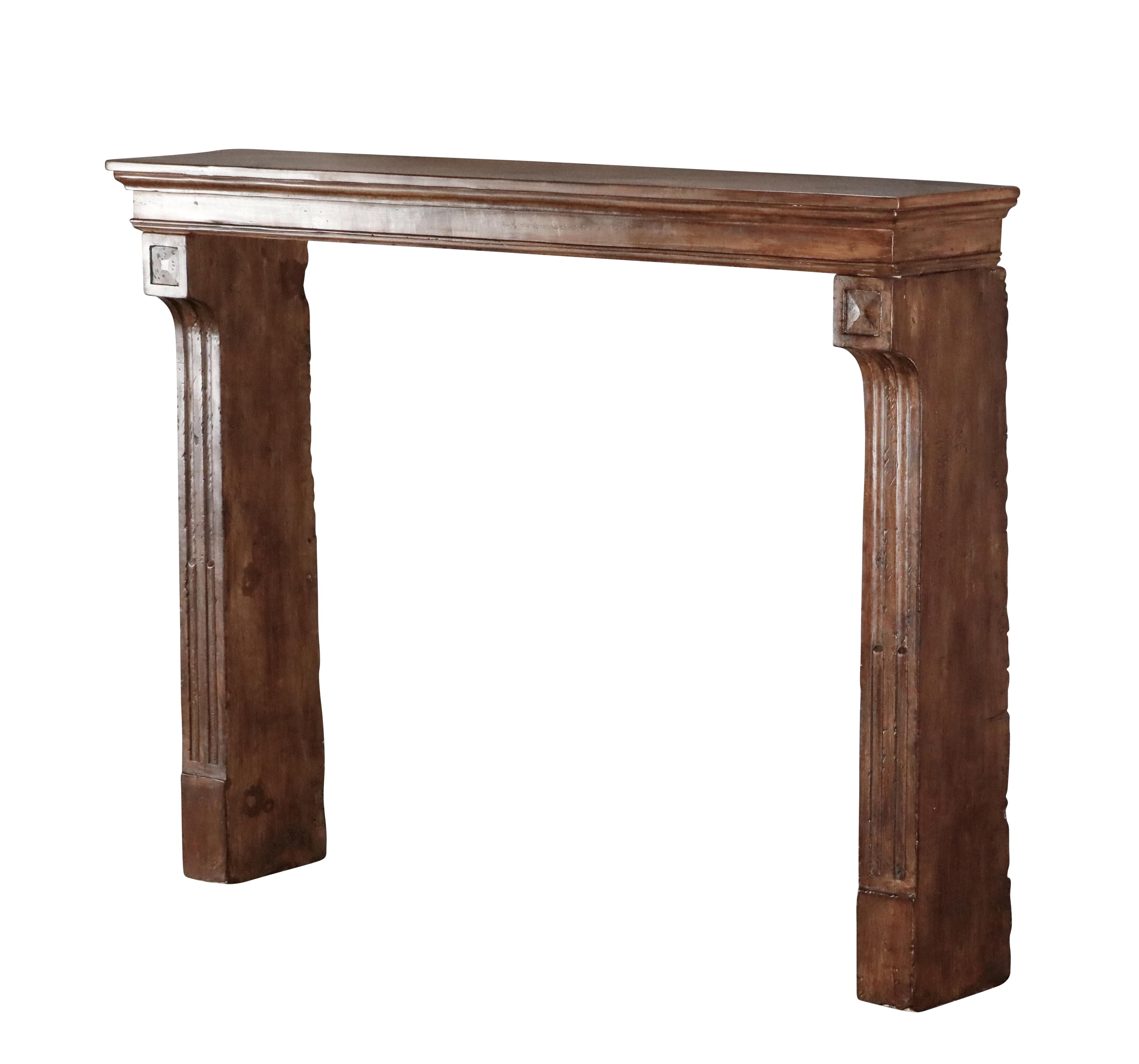 Cornice per caminetto in pietra calcarea francese con patina Acajou In condizioni buone in vendita a Beervelde, BE