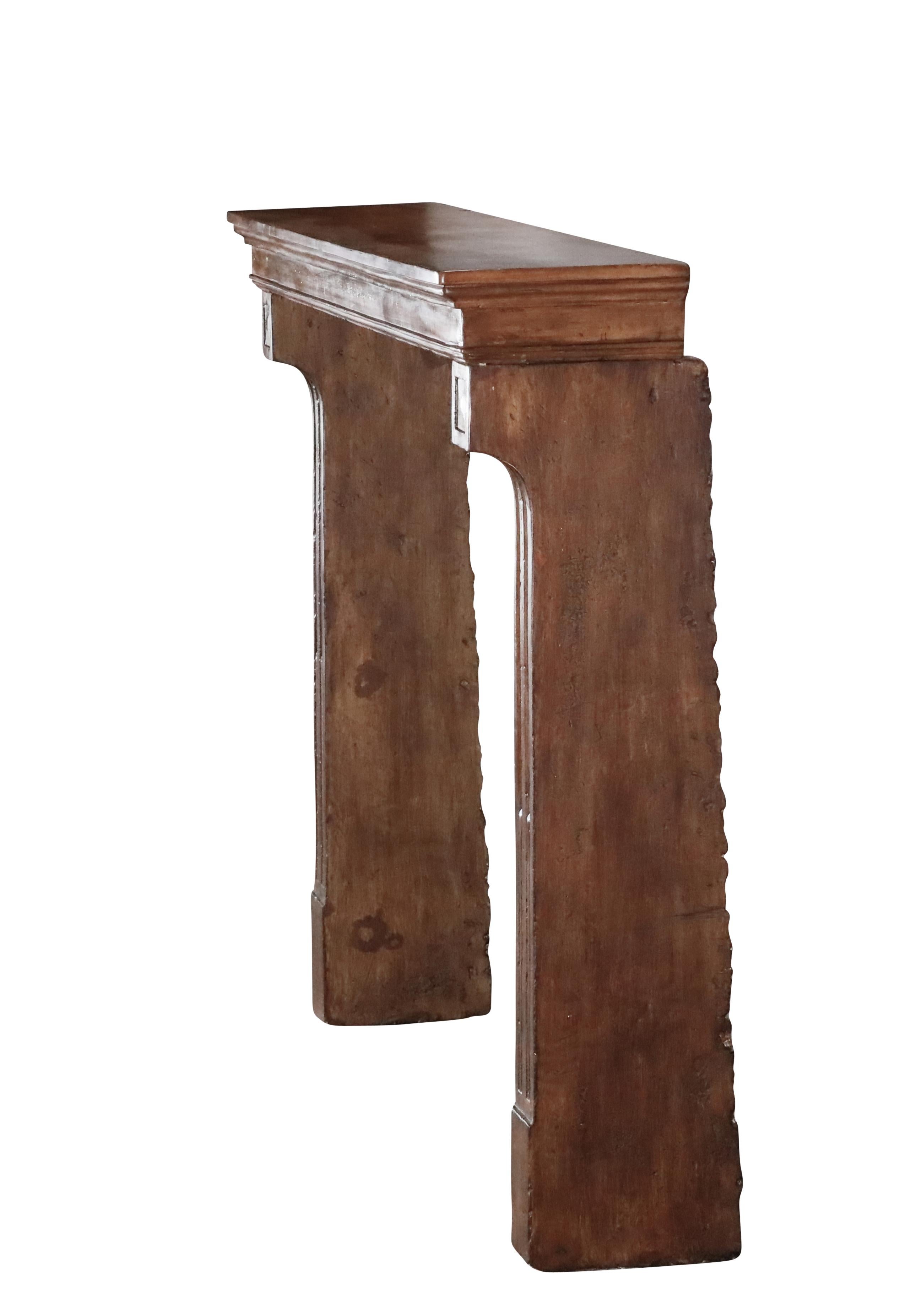 XIX secolo Cornice per caminetto in pietra calcarea francese con patina Acajou in vendita