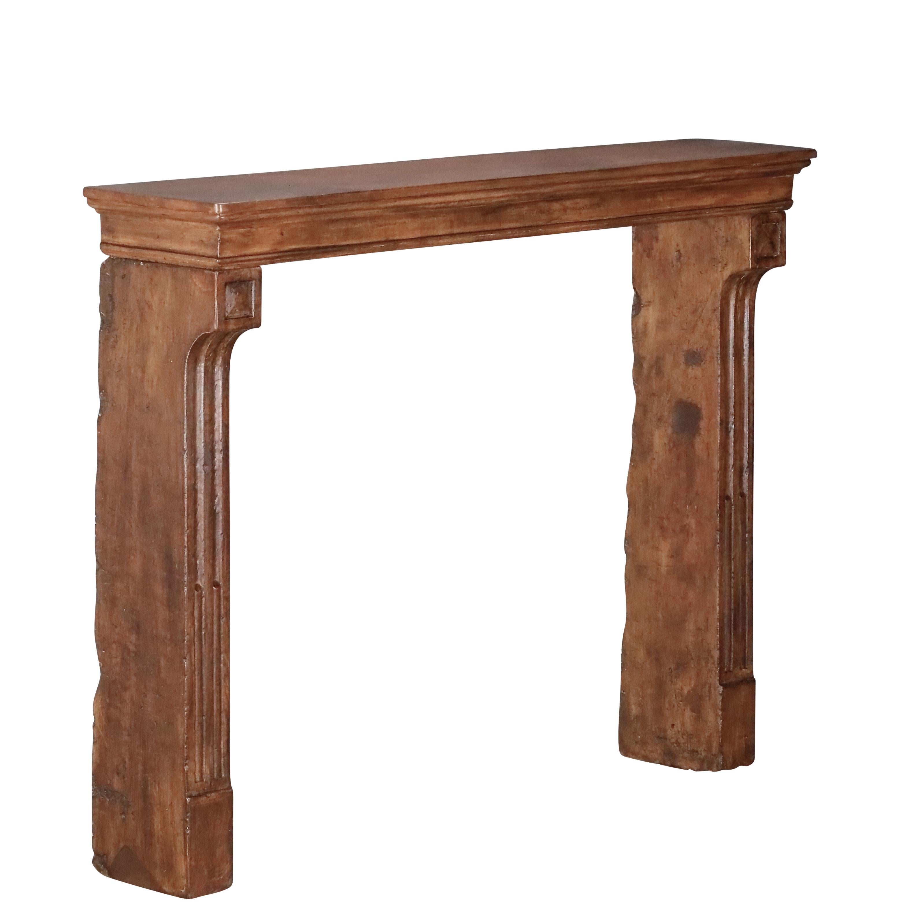 Calcare Cornice per caminetto in pietra calcarea francese con patina Acajou in vendita