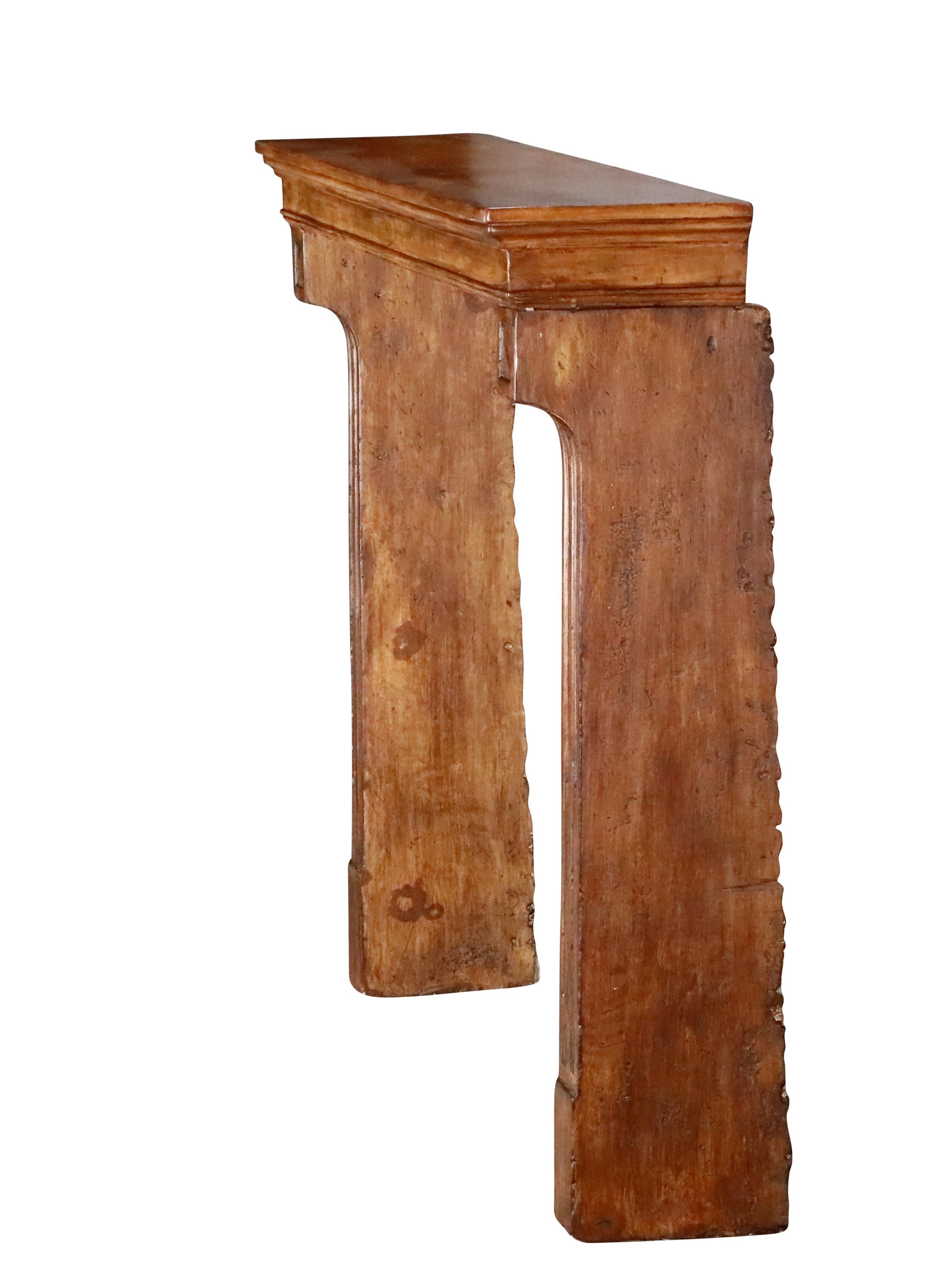 Cornice per caminetto in pietra calcarea francese con patina Acajou in vendita 1