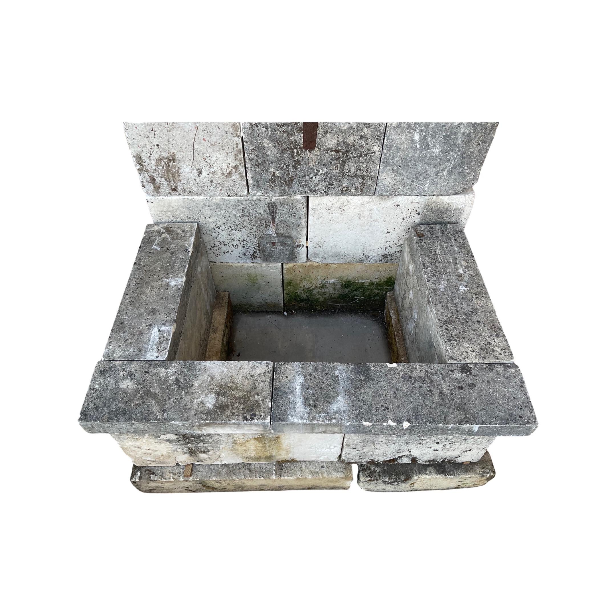 Questa fontana rustica e antica in pietra calcarea francese del 1890 è un tesoro architettonico. Aggiunge uno stile sostanziale a qualsiasi spazio esterno, creando un'atmosfera di eleganza senza tempo. Realizzata in pietra calcarea resistente e