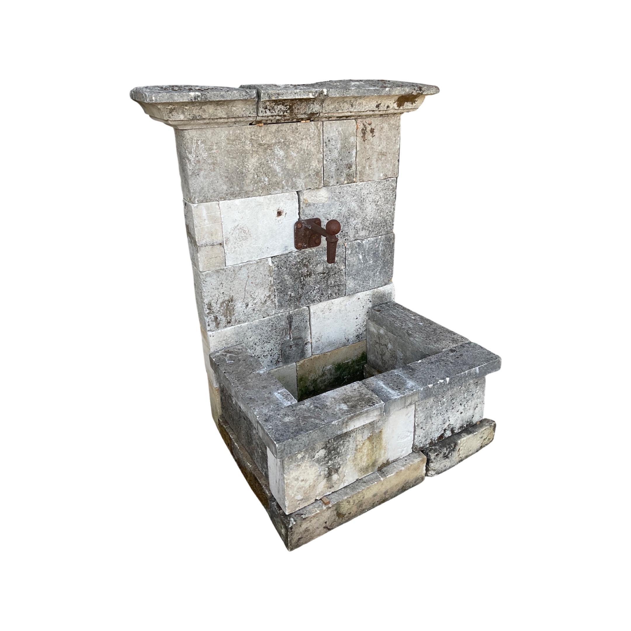 Französischer Kalkstein-Brunnen (18. Jahrhundert und früher) im Angebot