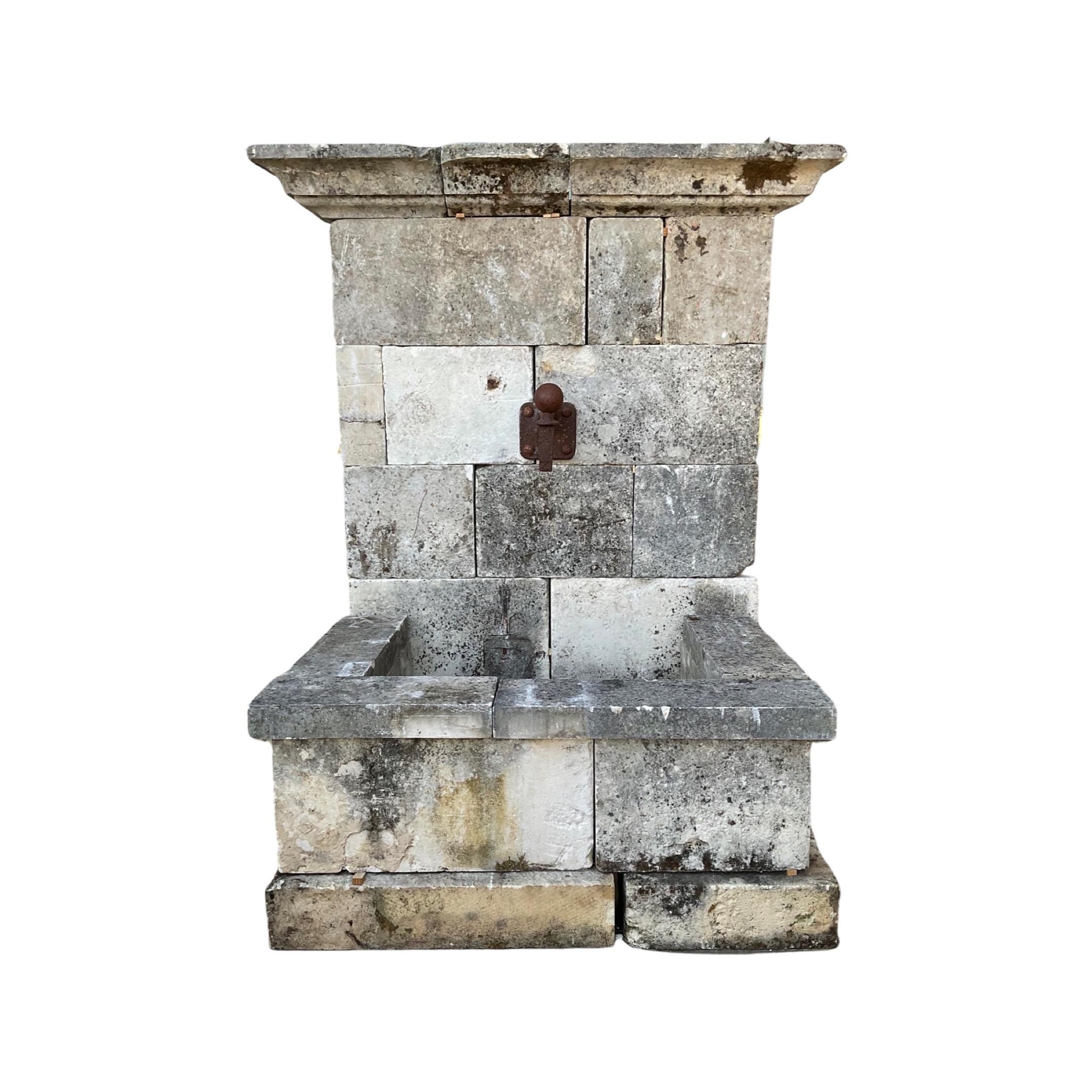 Französischer Kalkstein-Brunnen im Angebot 1