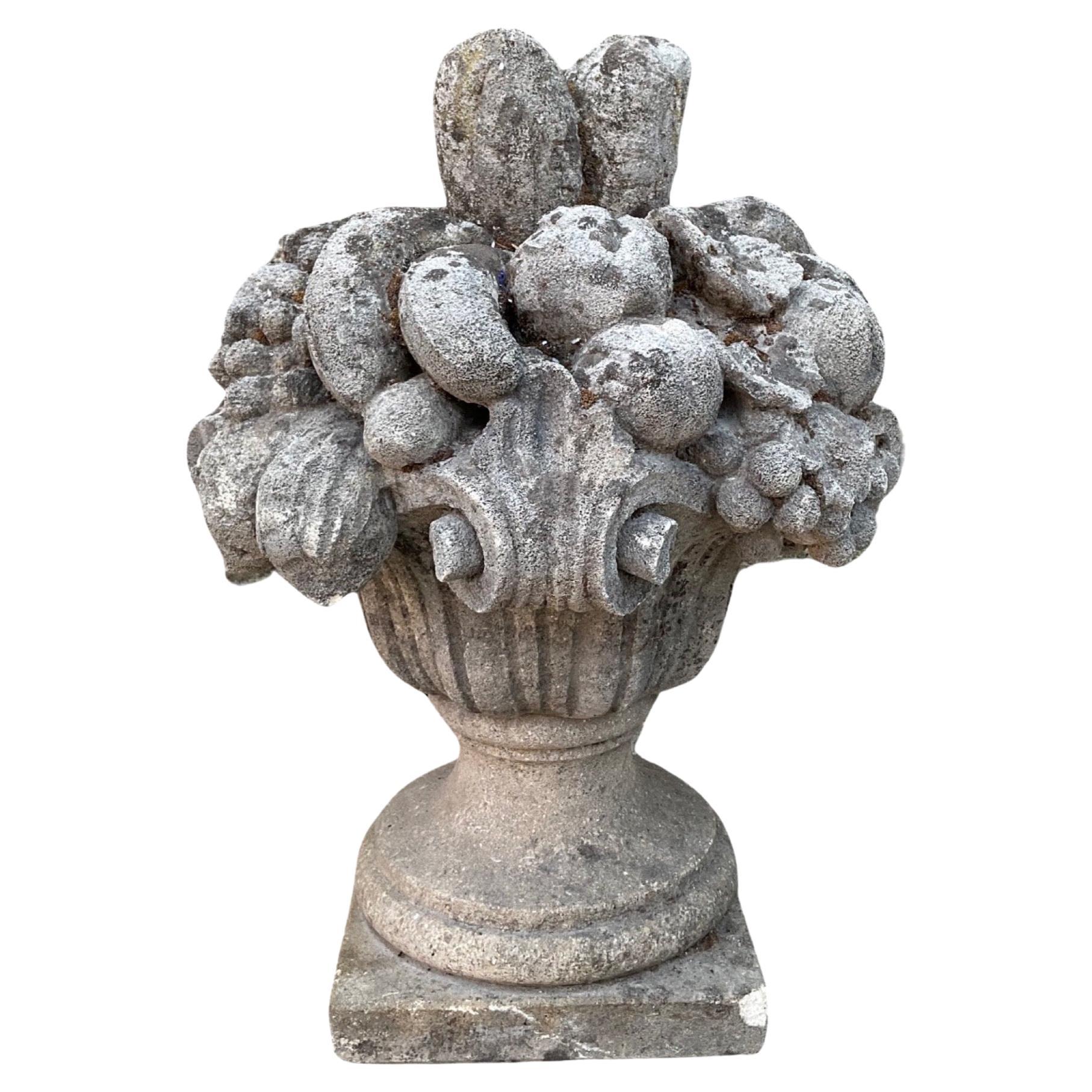 Escultura francesa de piedra caliza Ramo de frutas en venta