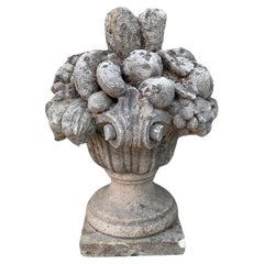 Sculpture française de bouquet de fruits en pierre calcaire