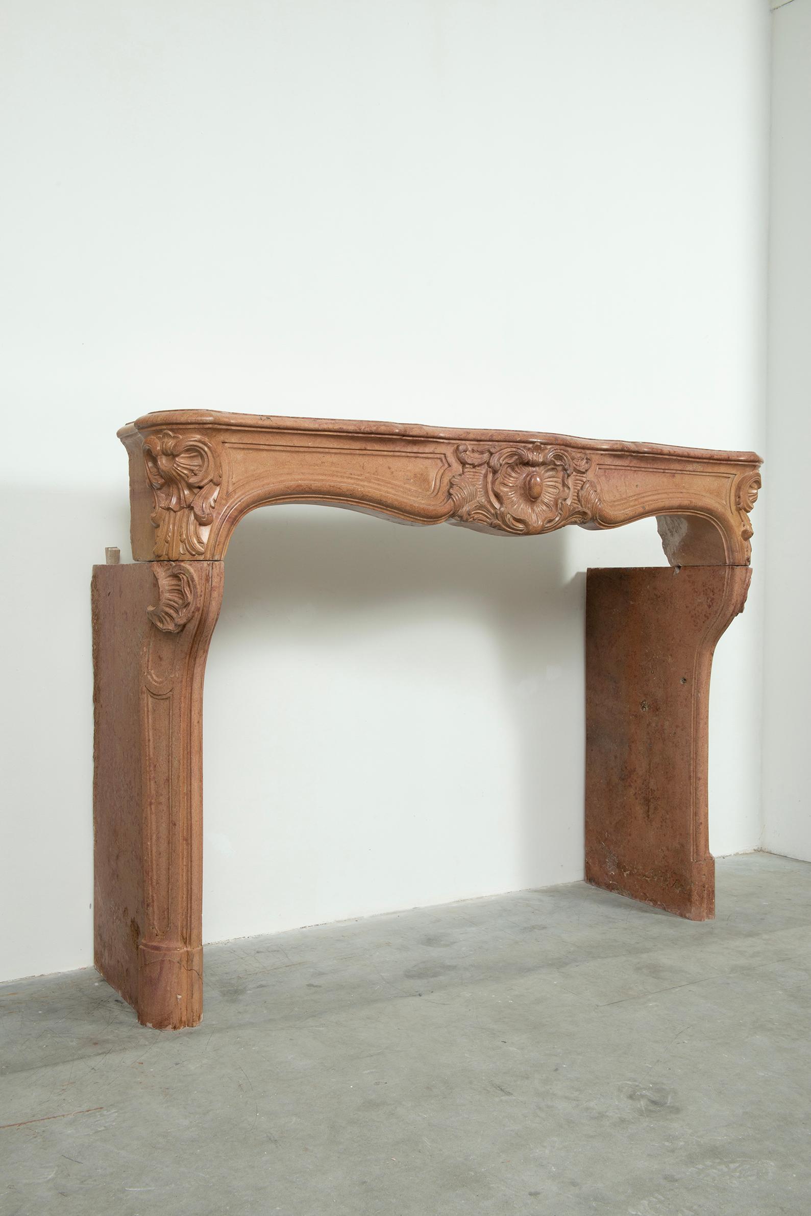 Kamin aus französischem Kalkstein Louis XV. Innenmaße: 43,7 x 55,5 Zoll (Höhe x Breite).