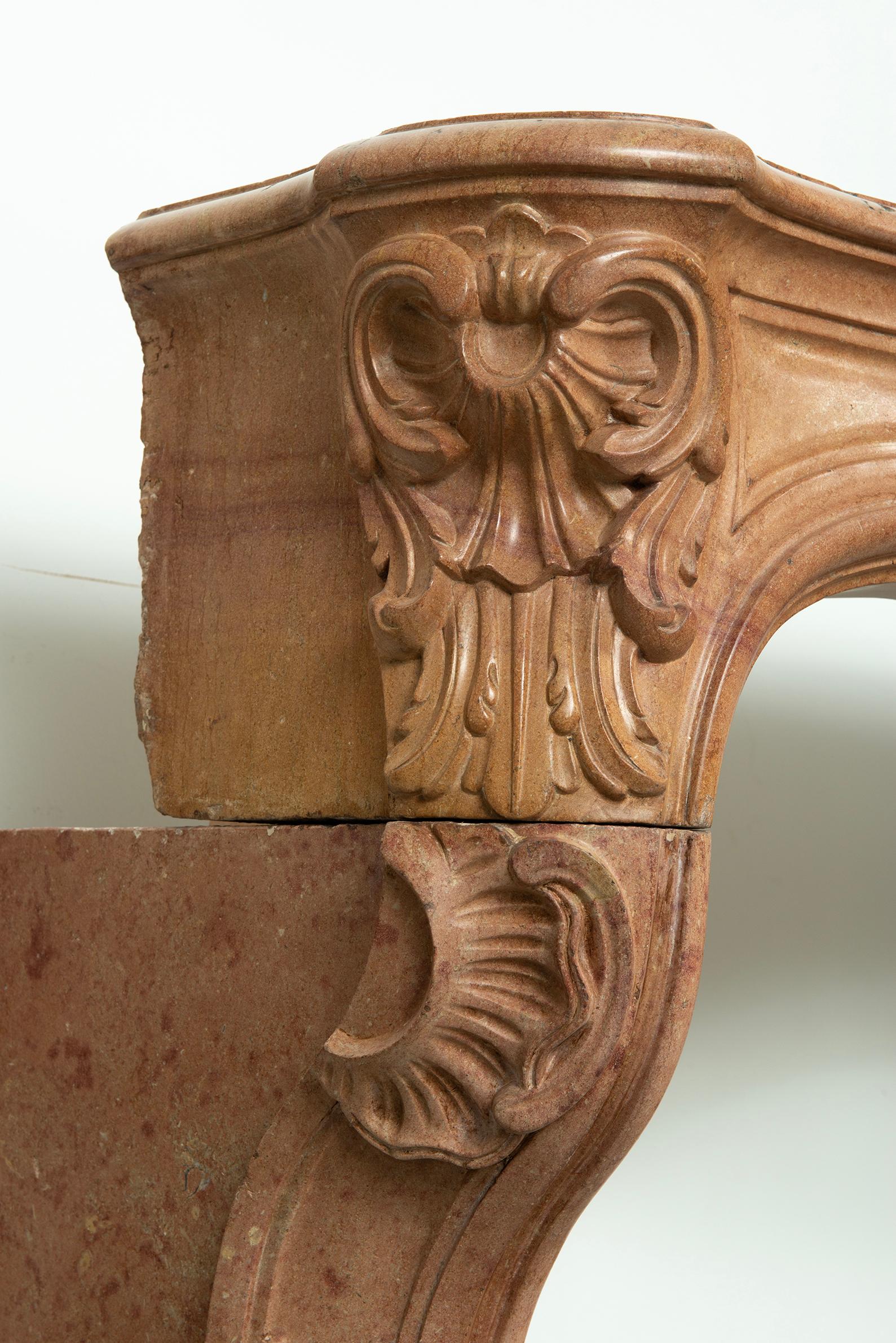 Französischer Kalksteinkamin Louis XV im Angebot 2