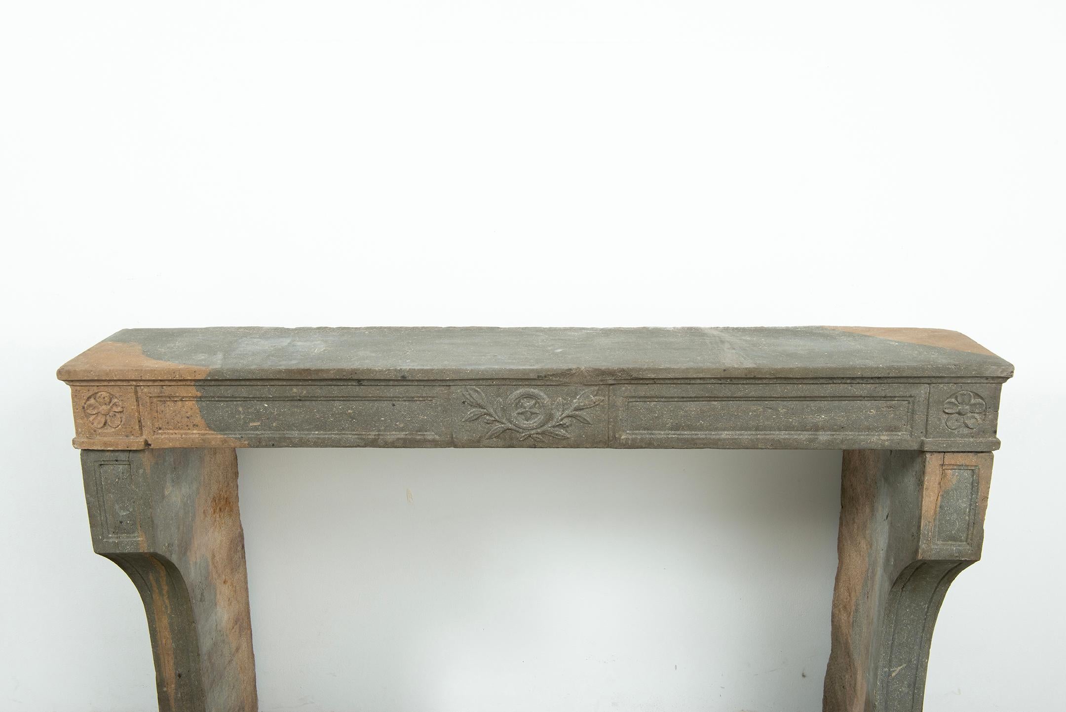 French Limestone Louis XVI Fireplace Mantel In Fair Condition For Sale In Haarlem, Noord-Holland